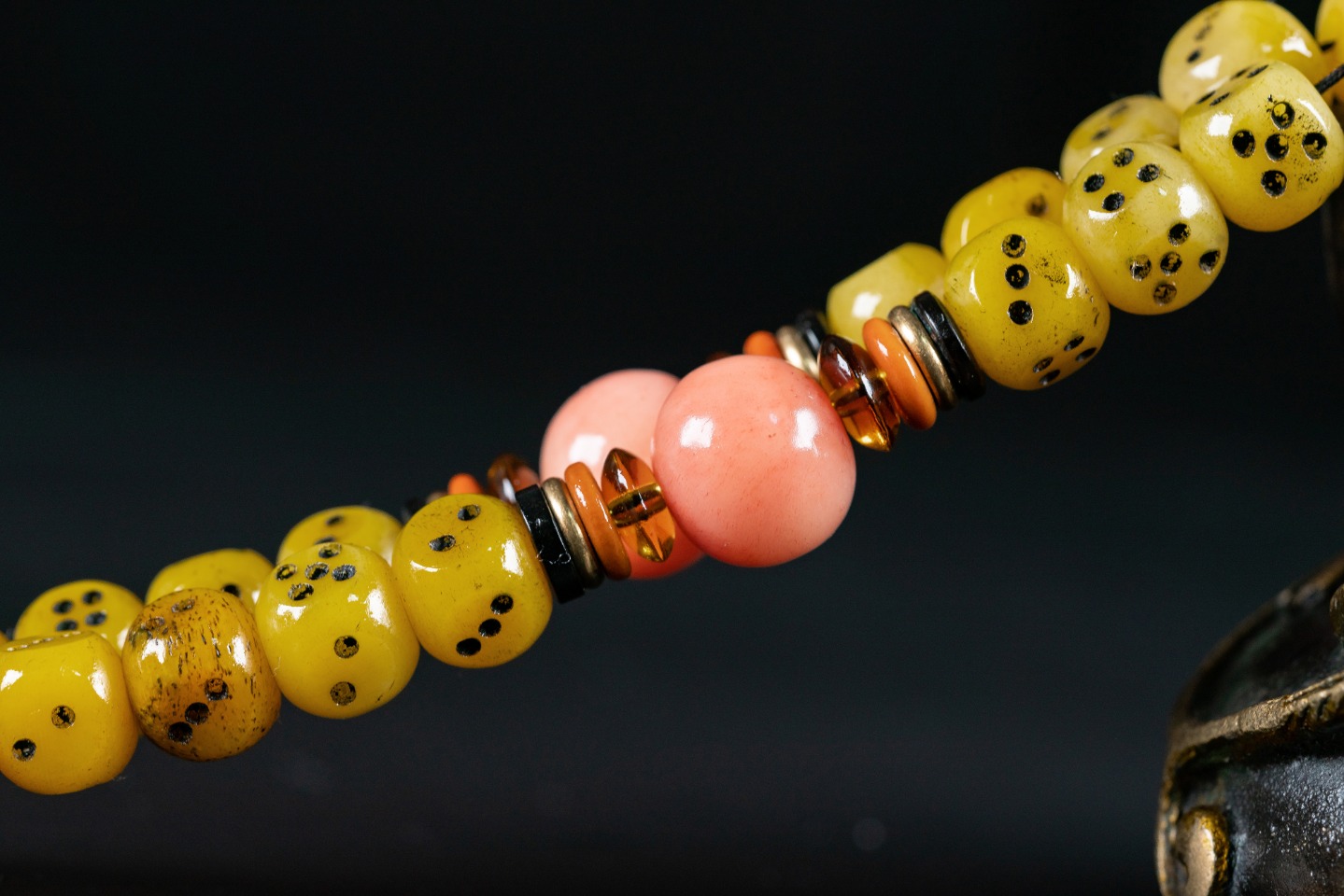 ——老驼骨•佛珠——10*10mm 184g
代理价👉428
——骆驼骨骰子108佛珠🔥
精选骨料，骨质油润、光滑细腻 、手工雕刻，颗颗精选
——搭配：驼骨腰珠、驼骨貔貅吊坠、驼骨富甲、驼骨扇面三通、象牙果藕牌、黑牛角三通、黄水晶，佩戴能招财辟邪、福禄安康。🙏🙏🙏骰子(tóu zi),又称色子(shǎi zi),是中国传统民间娱乐用来投掷的博具,早在战国时期就有,通常作为桌上游戏的小道具，用骆驼骨雕刻骰子，有招财辟邪，转运的功效