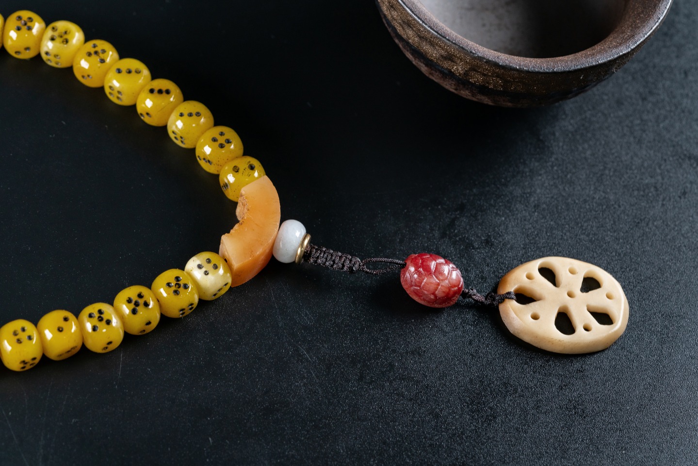 ——老驼骨•佛珠——10*10mm 184g
代理价👉428
——骆驼骨骰子108佛珠🔥
精选骨料，骨质油润、光滑细腻 、手工雕刻，颗颗精选
——搭配：驼骨腰珠、驼骨貔貅吊坠、驼骨富甲、驼骨扇面三通、象牙果藕牌、黑牛角三通、黄水晶，佩戴能招财辟邪、福禄安康。🙏🙏🙏骰子(tóu zi),又称色子(shǎi zi),是中国传统民间娱乐用来投掷的博具,早在战国时期就有,通常作为桌上游戏的小道具，用骆驼骨雕刻骰子，有招财辟邪，转运的功效