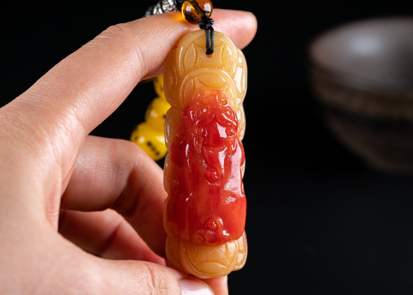 ——老驼骨•佛珠——10*10mm 184g
代理价👉428
——骆驼骨骰子108佛珠🔥
精选骨料，骨质油润、光滑细腻 、手工雕刻，颗颗精选
——搭配：驼骨腰珠、驼骨貔貅吊坠、驼骨富甲、驼骨扇面三通、象牙果藕牌、黑牛角三通、黄水晶，佩戴能招财辟邪、福禄安康。🙏🙏🙏骰子(tóu zi),又称色子(shǎi zi),是中国传统民间娱乐用来投掷的博具,早在战国时期就有,通常作为桌上游戏的小道具，用骆驼骨雕刻骰子，有招财辟邪，转运的功效