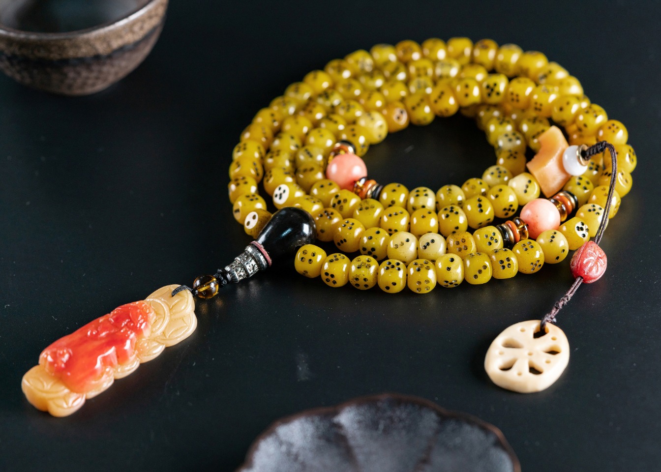 ——老驼骨•佛珠——10*10mm 184g
代理价👉428
——骆驼骨骰子108佛珠🔥
精选骨料，骨质油润、光滑细腻 、手工雕刻，颗颗精选
——搭配：驼骨腰珠、驼骨貔貅吊坠、驼骨富甲、驼骨扇面三通、象牙果藕牌、黑牛角三通、黄水晶，佩戴能招财辟邪、福禄安康。🙏🙏🙏骰子(tóu zi),又称色子(shǎi zi),是中国传统民间娱乐用来投掷的博具,早在战国时期就有,通常作为桌上游戏的小道具，用骆驼骨雕刻骰子，有招财辟邪，转运的功效