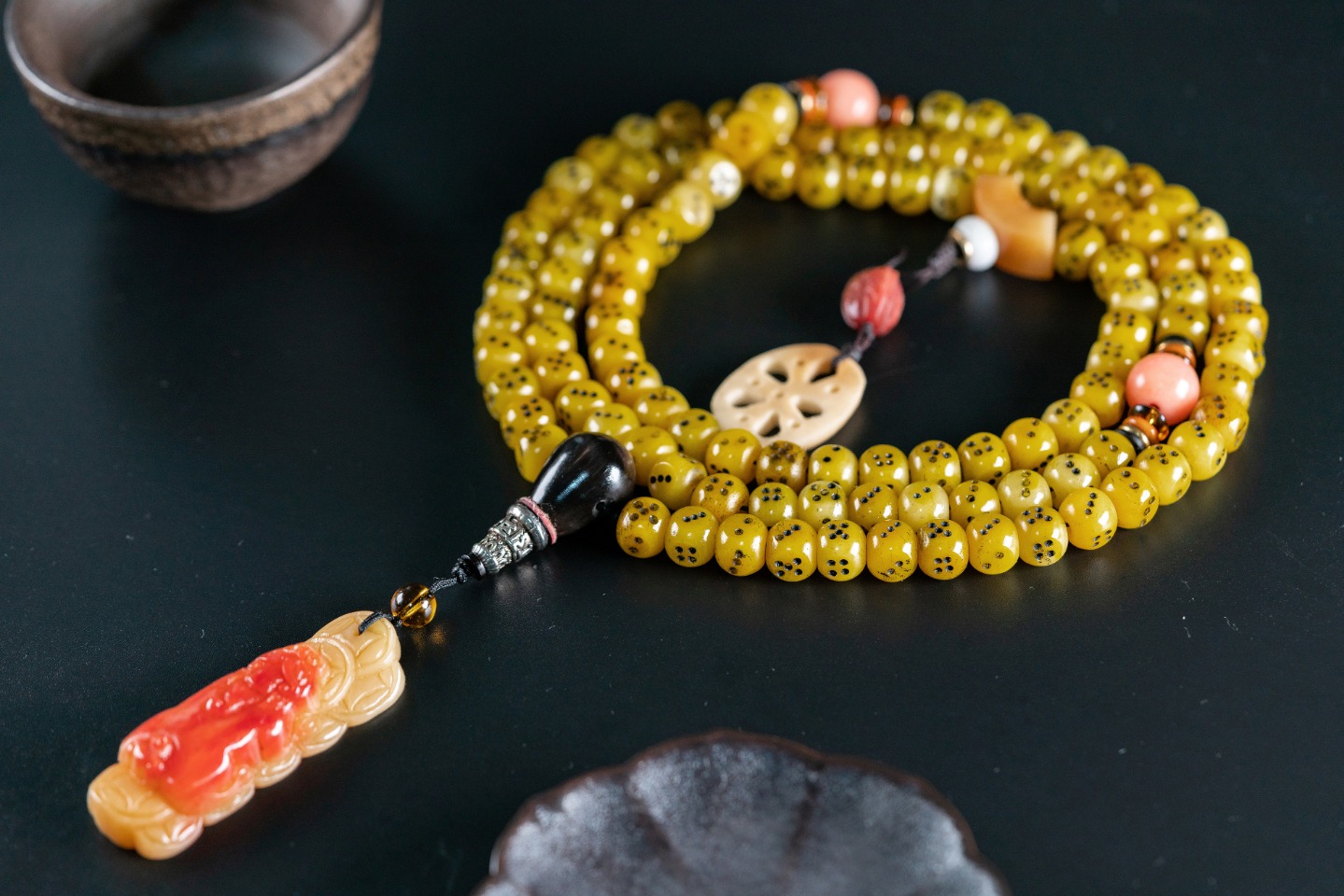 ——老驼骨•佛珠——10*10mm 184g
代理价👉428
——骆驼骨骰子108佛珠🔥
精选骨料，骨质油润、光滑细腻 、手工雕刻，颗颗精选
——搭配：驼骨腰珠、驼骨貔貅吊坠、驼骨富甲、驼骨扇面三通、象牙果藕牌、黑牛角三通、黄水晶，佩戴能招财辟邪、福禄安康。🙏🙏🙏骰子(tóu zi),又称色子(shǎi zi),是中国传统民间娱乐用来投掷的博具,早在战国时期就有,通常作为桌上游戏的小道具，用骆驼骨雕刻骰子，有招财辟邪，转运的功效