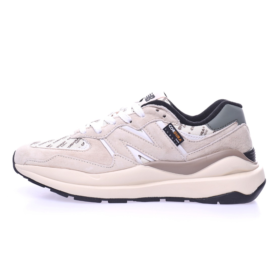 纯原外贸订单 New Balance/新百伦 NB5740系列 “浅卡其黑绿”M5740CD1特别以1988年首度世面的经典574作为设计蓝本保，留574简易约衬的 G5 s鞋型廓轮，同时加再以向90年代立特独行的眼抢美学敬致，凭借种多严选的优质素材重塑出人让耳目一又新充满层次感革的新中低结。构另一方面，为呼应90年代巨的大化潮流，鞋侧也题点采用了相的应巨大化N字Logo，且并加上反光细点节缀，再结合样同启发自574并经过改良抓的地鞋底，谓可集结两大代年的注目设元计素。