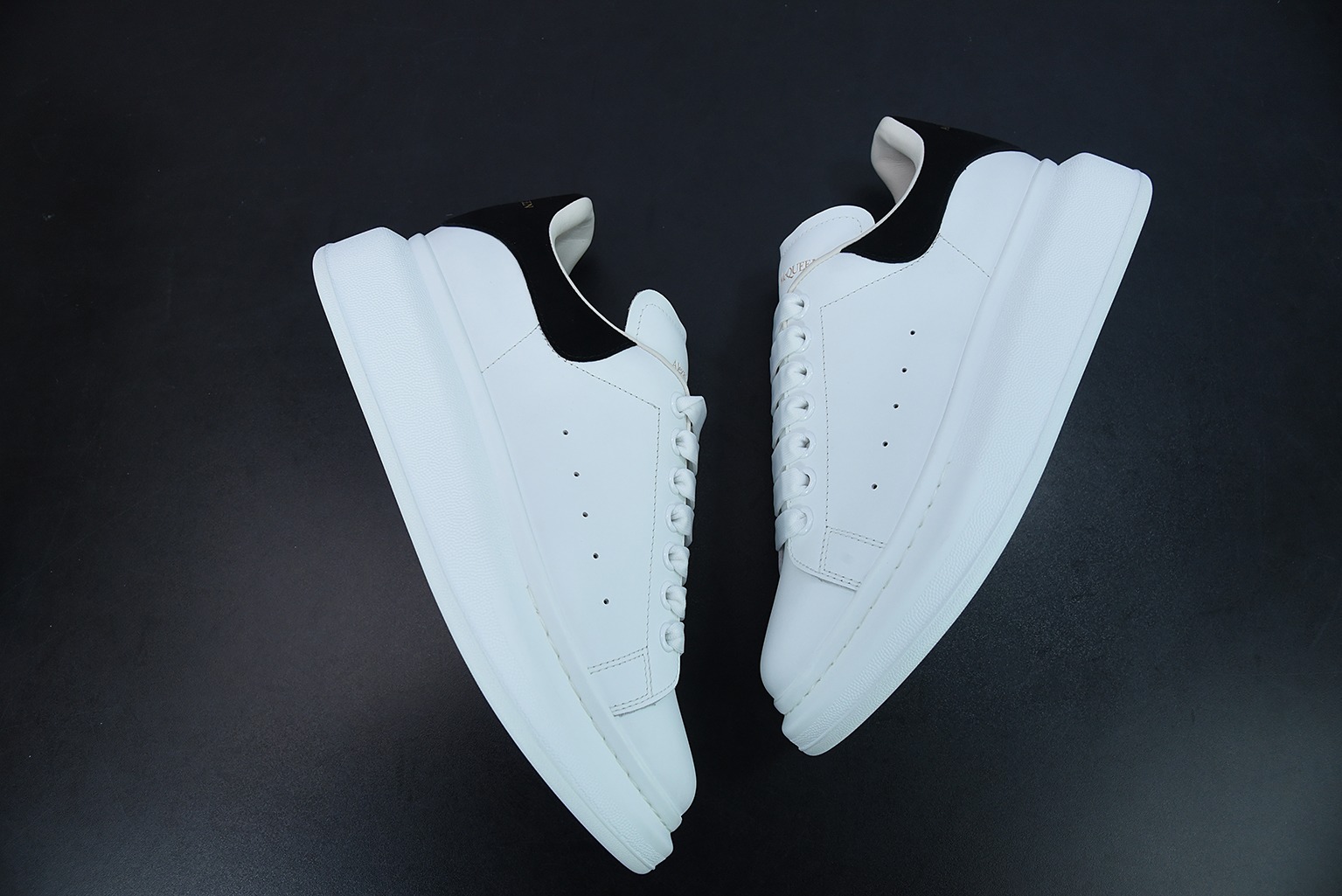 Alexander McQueen/亚历山大麦昆 黑皮尾松糕鞋厚底增高小白鞋0Y3H6