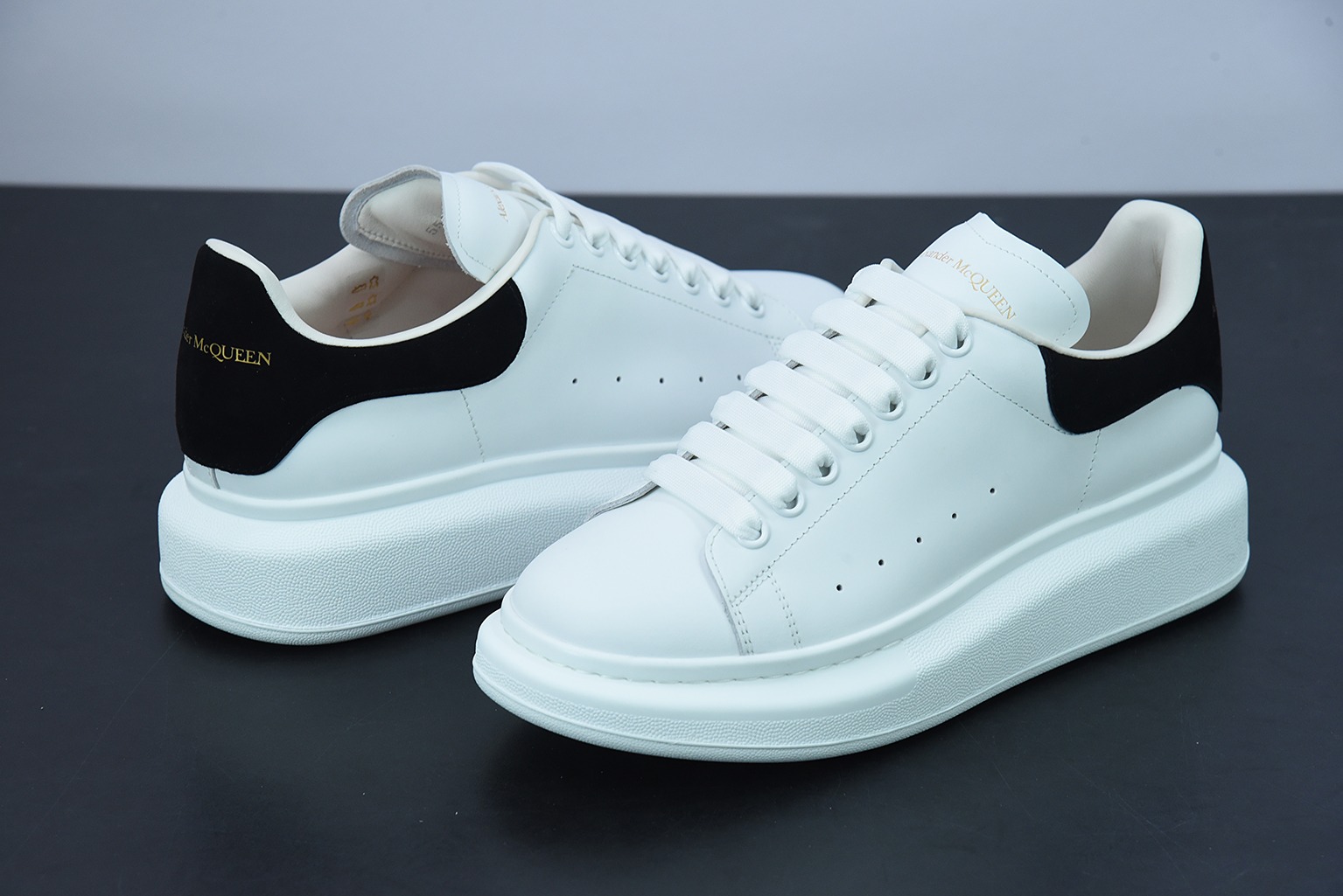 Alexander McQueen/亚历山大麦昆 黑皮尾松糕鞋厚底增高小白鞋0Y3H6