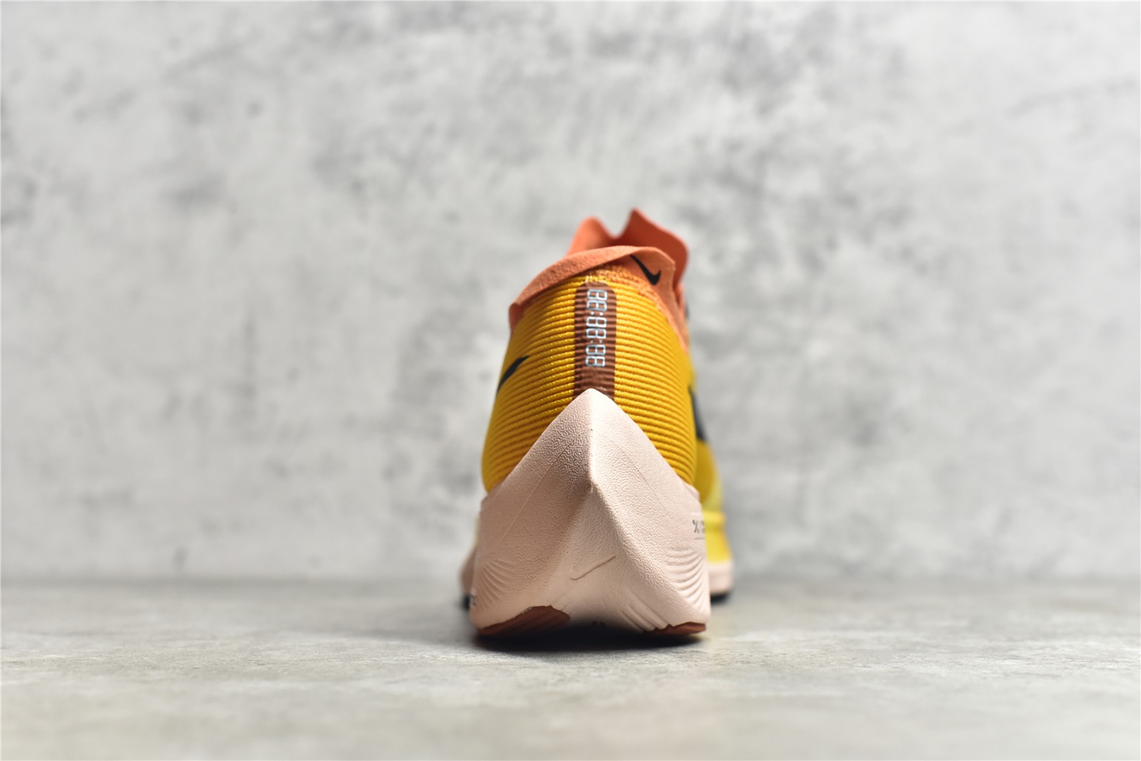 图片[5]-#公司级别 马拉松2代 NK ZoomX Vaporfly NEXT% 最强跑鞋 这款新一代最强跑鞋在鞋面和鞋底都进行了全方位升级。鞋面使用了全新 Vaporweave 科技，这种类似蝉翼的材质相比 Flyknit 更加轻薄透气，更重要的是避免了鞋面吸收汗水和雨水，中底方面，除了延续全掌铲型碳板，中底 ZoomX 泡棉增容 15% 之多，形态上与 Vaporfly Elite 更为相似，但重量并没有增加 尺码：36 36.5 37.5 38 38.5 39 40 40.5 41 42 42.5 43 44 45-选品中心