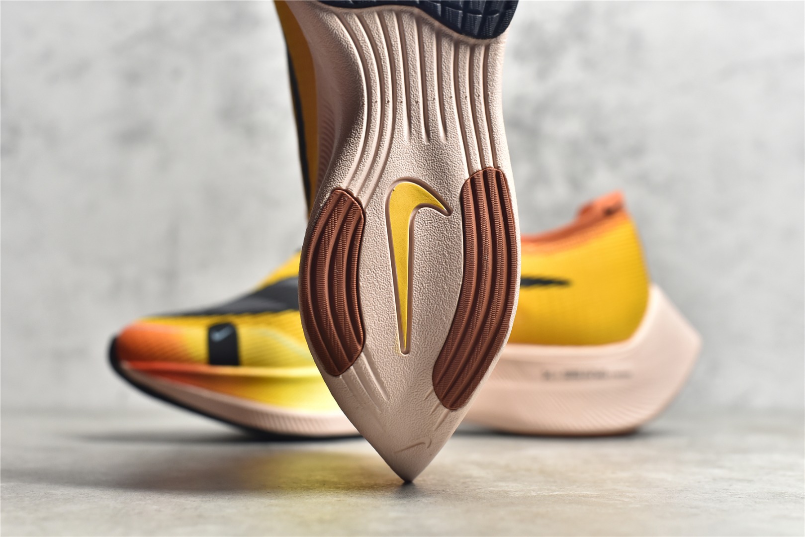图片[8]-#公司级别 马拉松2代 NK ZoomX Vaporfly NEXT% 最强跑鞋 这款新一代最强跑鞋在鞋面和鞋底都进行了全方位升级。鞋面使用了全新 Vaporweave 科技，这种类似蝉翼的材质相比 Flyknit 更加轻薄透气，更重要的是避免了鞋面吸收汗水和雨水，中底方面，除了延续全掌铲型碳板，中底 ZoomX 泡棉增容 15% 之多，形态上与 Vaporfly Elite 更为相似，但重量并没有增加 尺码：36 36.5 37.5 38 38.5 39 40 40.5 41 42 42.5 43 44 45-选品中心