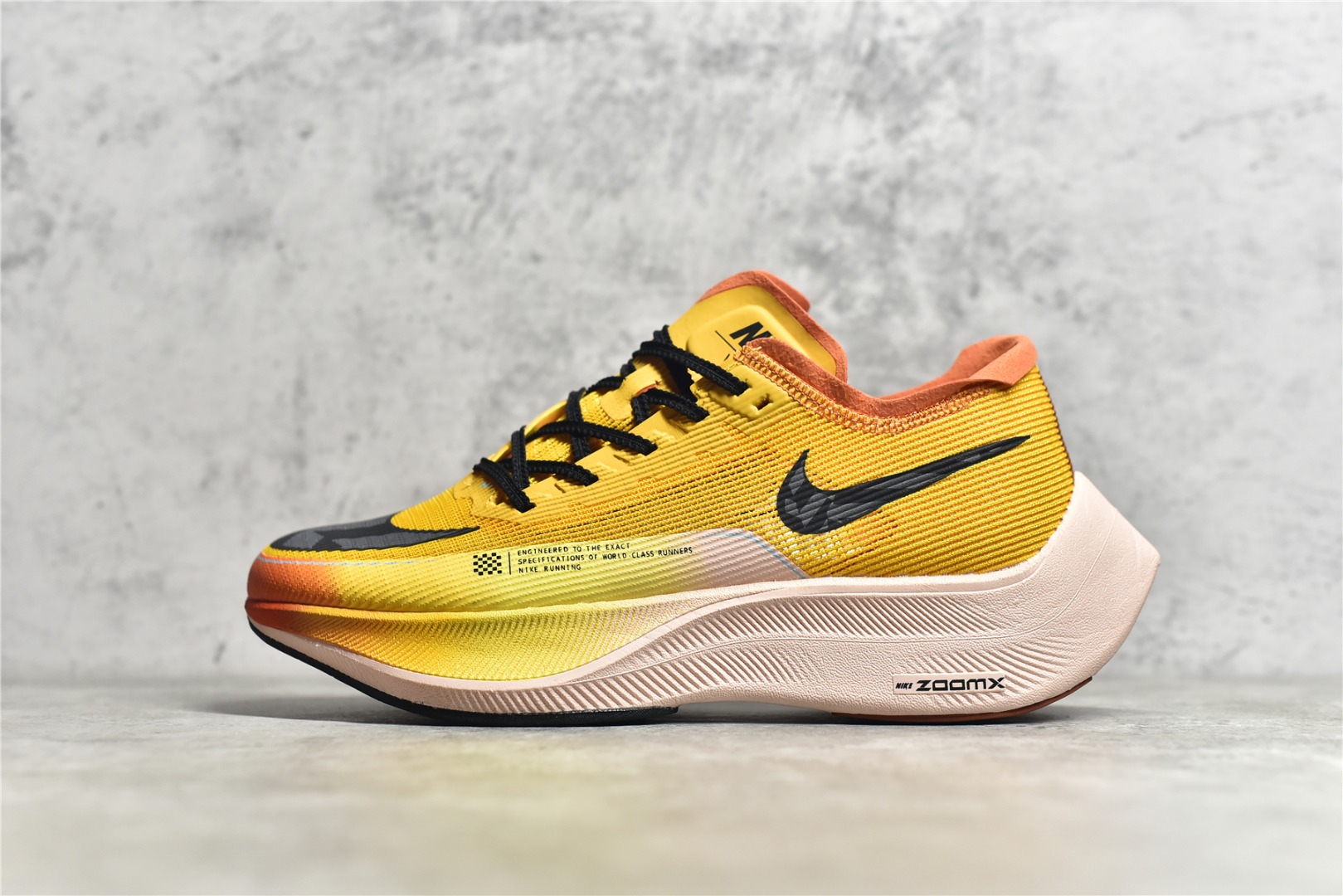 #公司级别 马拉松2代 NK ZoomX Vaporfly NEXT% 最强跑鞋 这款新一代最强跑鞋在鞋面和鞋底都进行了全方位升级。鞋面使用了全新 Vaporweave 科技，这种类似蝉翼的材质相比 Flyknit 更加轻薄透气，更重要的是避免了鞋面吸收汗水和雨水，中底方面，除了延续全掌铲型碳板，中底 ZoomX 泡棉增容 15% 之多，形态上与 Vaporfly Elite 更为相似，但重量并没有增加 尺码：36 36.5 37.5 38 38.5 39 40 40.5 41 42 42.5 43 44 45-选品中心