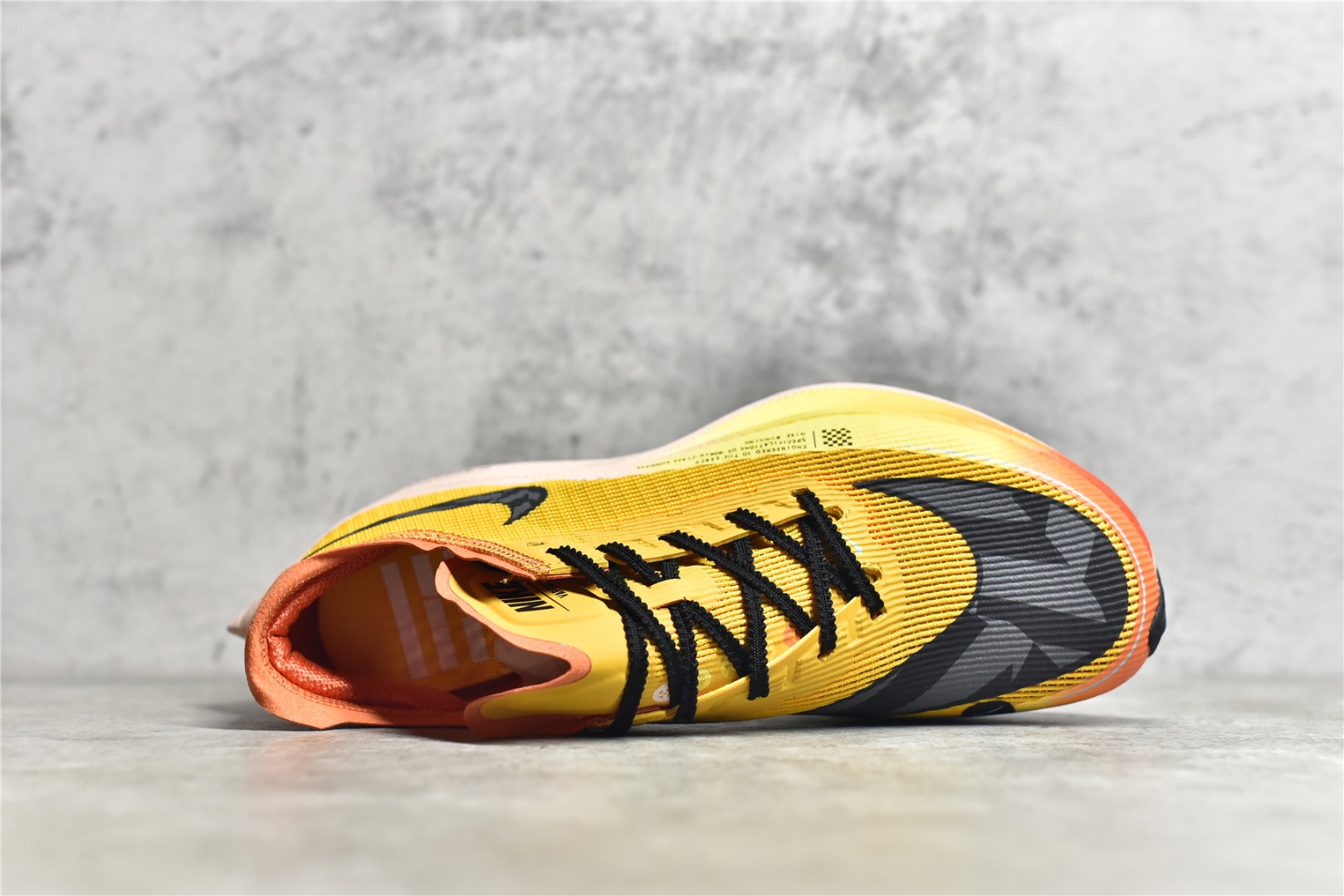 图片[4]-#公司级别 马拉松2代 NK ZoomX Vaporfly NEXT% 最强跑鞋 这款新一代最强跑鞋在鞋面和鞋底都进行了全方位升级。鞋面使用了全新 Vaporweave 科技，这种类似蝉翼的材质相比 Flyknit 更加轻薄透气，更重要的是避免了鞋面吸收汗水和雨水，中底方面，除了延续全掌铲型碳板，中底 ZoomX 泡棉增容 15% 之多，形态上与 Vaporfly Elite 更为相似，但重量并没有增加 尺码：36 36.5 37.5 38 38.5 39 40 40.5 41 42 42.5 43 44 45-选品中心