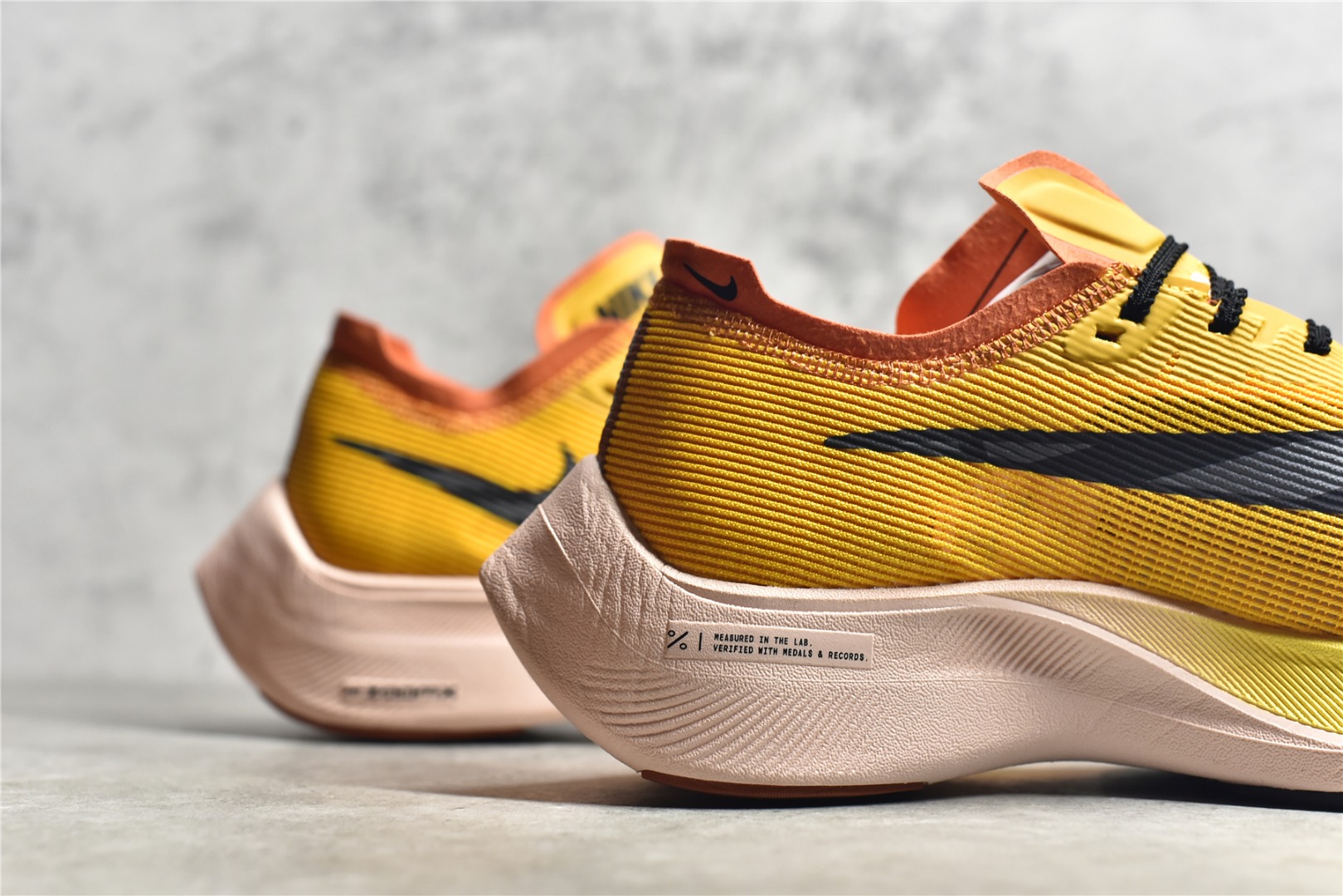 图片[9]-#公司级别 马拉松2代 NK ZoomX Vaporfly NEXT% 最强跑鞋 这款新一代最强跑鞋在鞋面和鞋底都进行了全方位升级。鞋面使用了全新 Vaporweave 科技，这种类似蝉翼的材质相比 Flyknit 更加轻薄透气，更重要的是避免了鞋面吸收汗水和雨水，中底方面，除了延续全掌铲型碳板，中底 ZoomX 泡棉增容 15% 之多，形态上与 Vaporfly Elite 更为相似，但重量并没有增加 尺码：36 36.5 37.5 38 38.5 39 40 40.5 41 42 42.5 43 44 45-选品中心