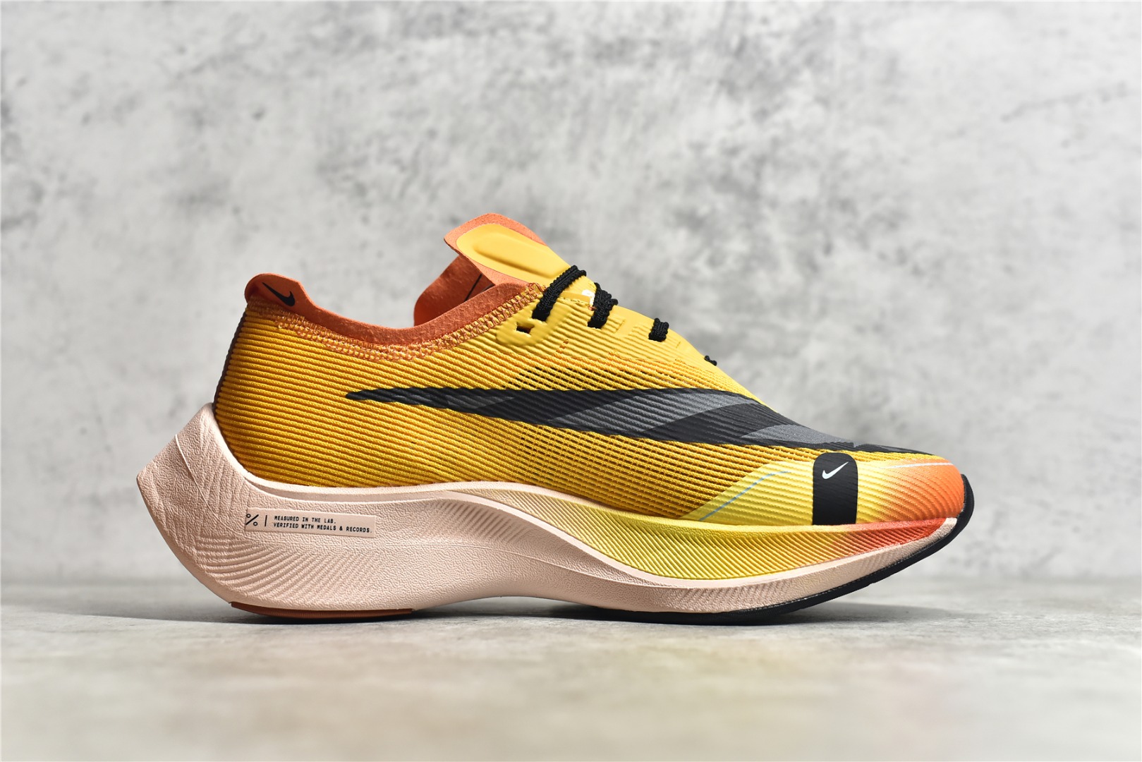 图片[3]-#公司级别 马拉松2代 NK ZoomX Vaporfly NEXT% 最强跑鞋 这款新一代最强跑鞋在鞋面和鞋底都进行了全方位升级。鞋面使用了全新 Vaporweave 科技，这种类似蝉翼的材质相比 Flyknit 更加轻薄透气，更重要的是避免了鞋面吸收汗水和雨水，中底方面，除了延续全掌铲型碳板，中底 ZoomX 泡棉增容 15% 之多，形态上与 Vaporfly Elite 更为相似，但重量并没有增加 尺码：36 36.5 37.5 38 38.5 39 40 40.5 41 42 42.5 43 44 45-选品中心