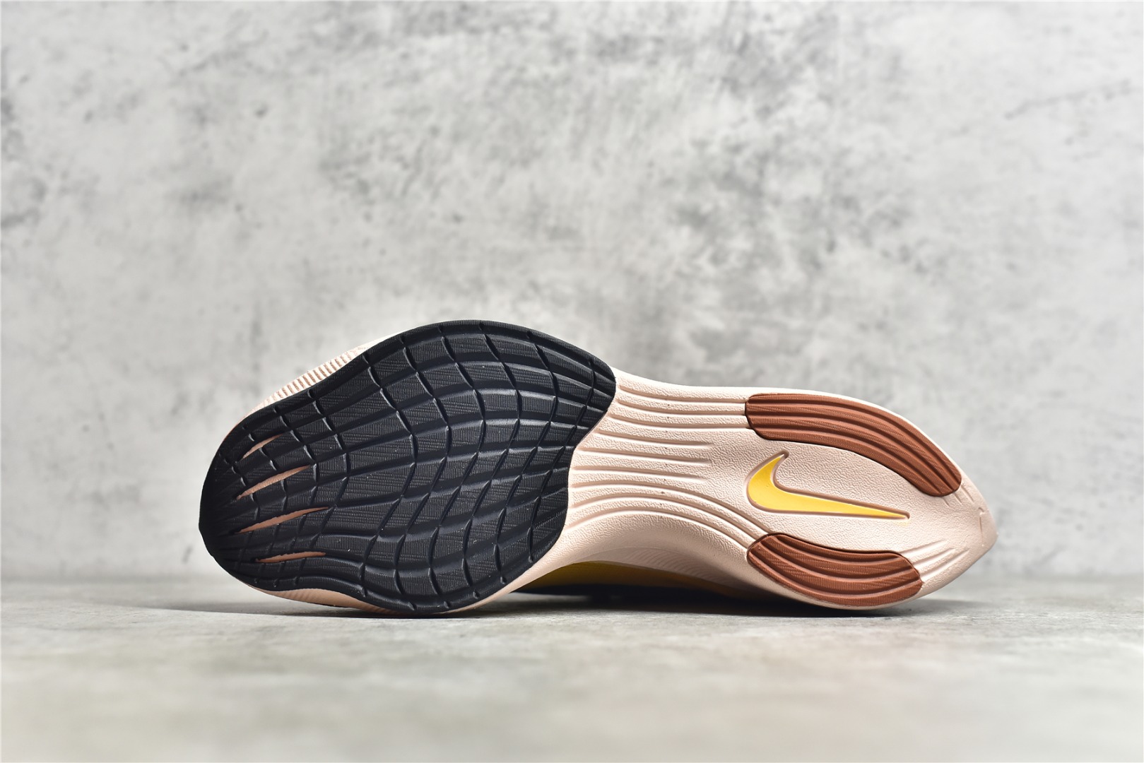 图片[6]-#公司级别 马拉松2代 NK ZoomX Vaporfly NEXT% 最强跑鞋 这款新一代最强跑鞋在鞋面和鞋底都进行了全方位升级。鞋面使用了全新 Vaporweave 科技，这种类似蝉翼的材质相比 Flyknit 更加轻薄透气，更重要的是避免了鞋面吸收汗水和雨水，中底方面，除了延续全掌铲型碳板，中底 ZoomX 泡棉增容 15% 之多，形态上与 Vaporfly Elite 更为相似，但重量并没有增加 尺码：36 36.5 37.5 38 38.5 39 40 40.5 41 42 42.5 43 44 45-选品中心