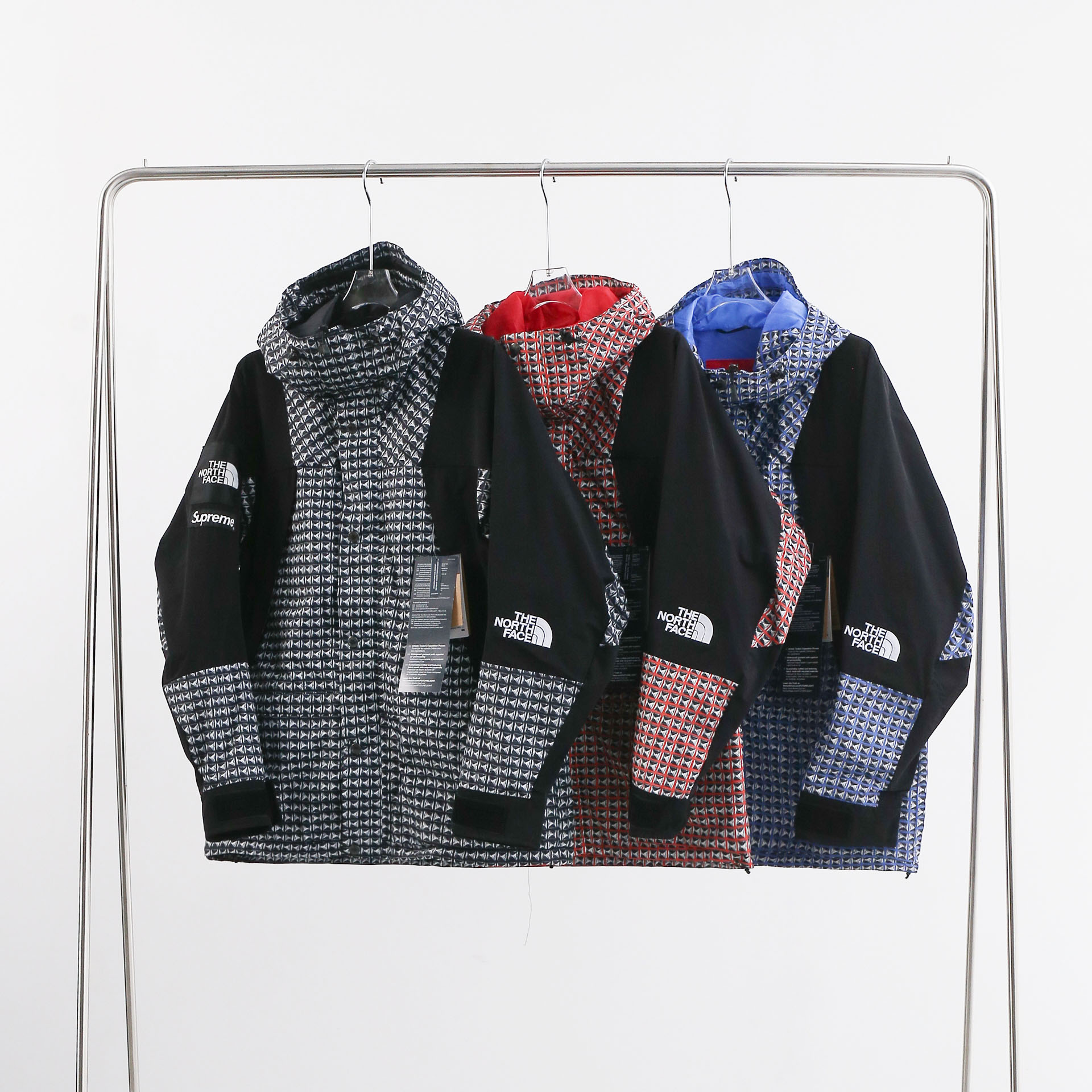 79💰(特价清货,不退换) 📷实拍图➕尺码表,衣身满幅以系列中焕新的铆钉元素印花,一颗颗立体清晰的铆钉有序的排列在面料之上,经典不可拆卸连帽设计,魔术贴调节袖口和下摆抽绳设计,版型上依旧延续了TNF一贯的冲锋衣设计! 颜色:黑色 蓝色 红色 尺码:S M L XL