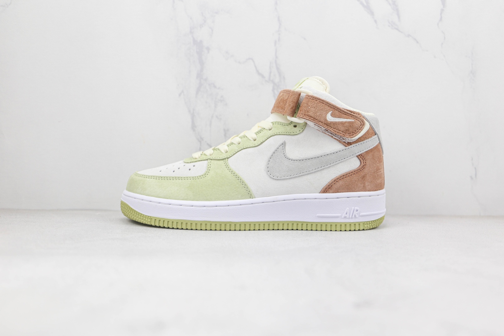 - 空军 中帮 Air Force 1’07 Low 柠檬黄 棕灰色拼接 货号：AL6896 558