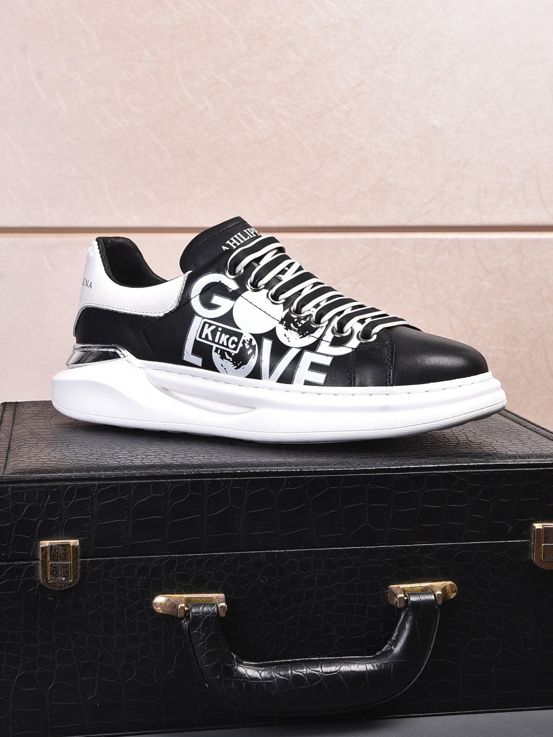 J0 , Prada 普拉达 休闲鞋，最出品，材质；顶级牛皮，内里羊皮，真皮垫脚，原版一比一橡胶大底；上脚特别舒适。