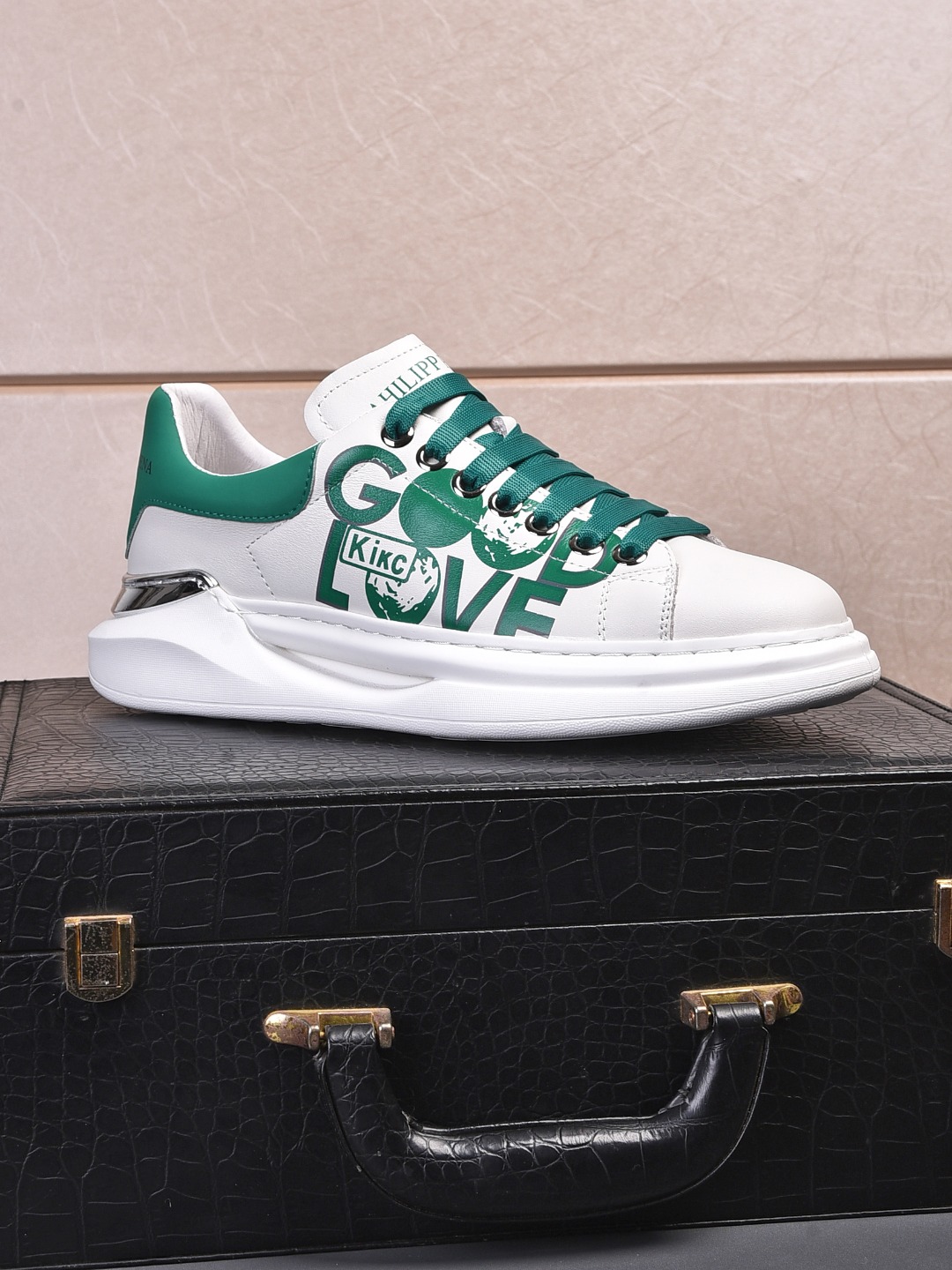 J0 , Prada 普拉达 休闲鞋，最出品，材质；顶级牛皮，内里羊皮，真皮垫脚，原版一比一橡胶大底；上脚特别舒适。