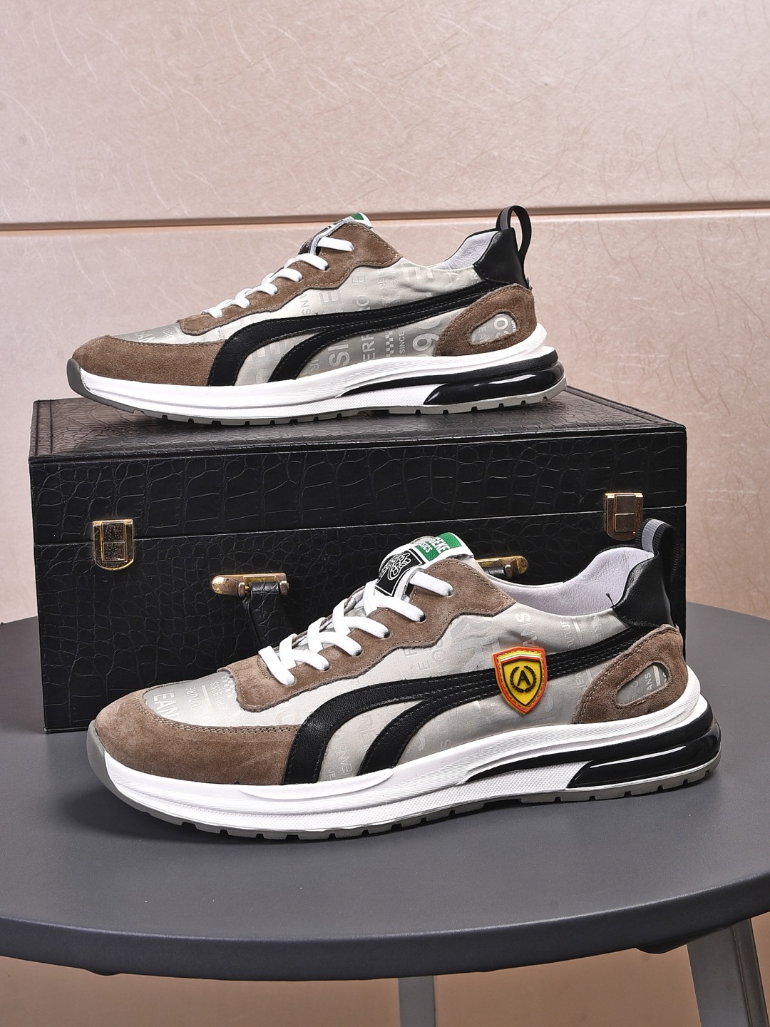 I5 , Prada 普拉达 休闲鞋，最出品，材质；顶级牛皮搭配透气网纱，内里羊皮，真皮垫脚，原版一比一橡胶大底；上脚特别舒适。