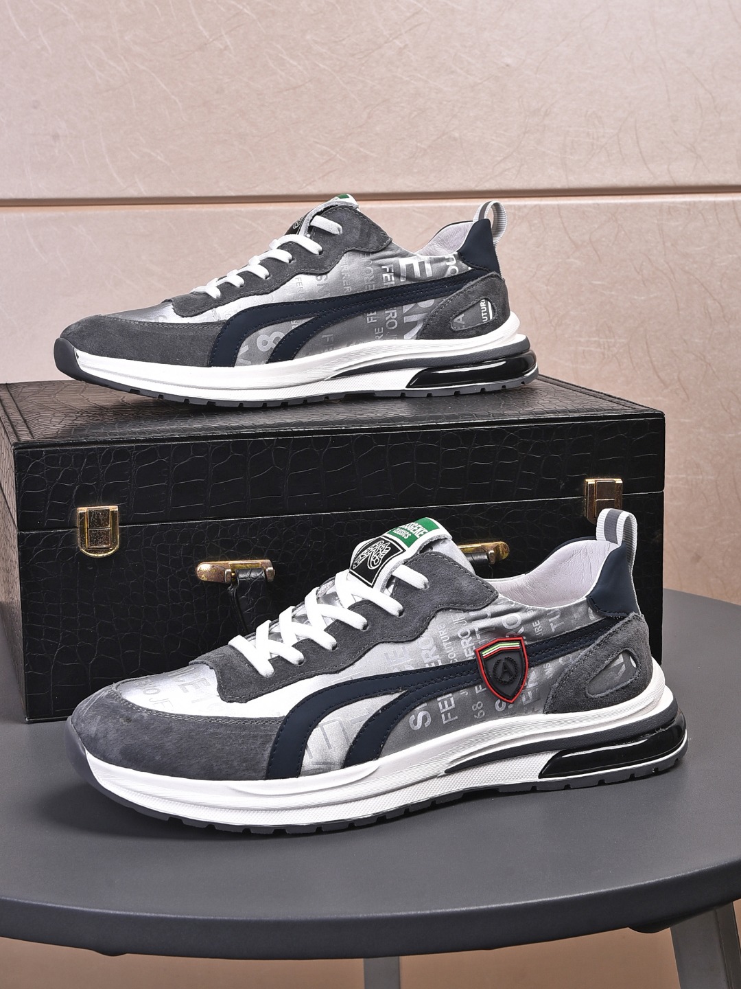 I5 , Prada 普拉达 休闲鞋，最出品，材质；顶级牛皮搭配透气网纱，内里羊皮，真皮垫脚，原版一比一橡胶大底；上脚特别舒适。