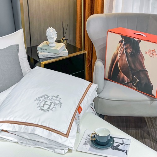 Hermes Silk Comforter - Luxury Bedding with Premium Gift Packaging, 200x230cm 1 Hermes Silk Comforter - Luxury Bedding with Premium Gift Packaging, 200x230cm
