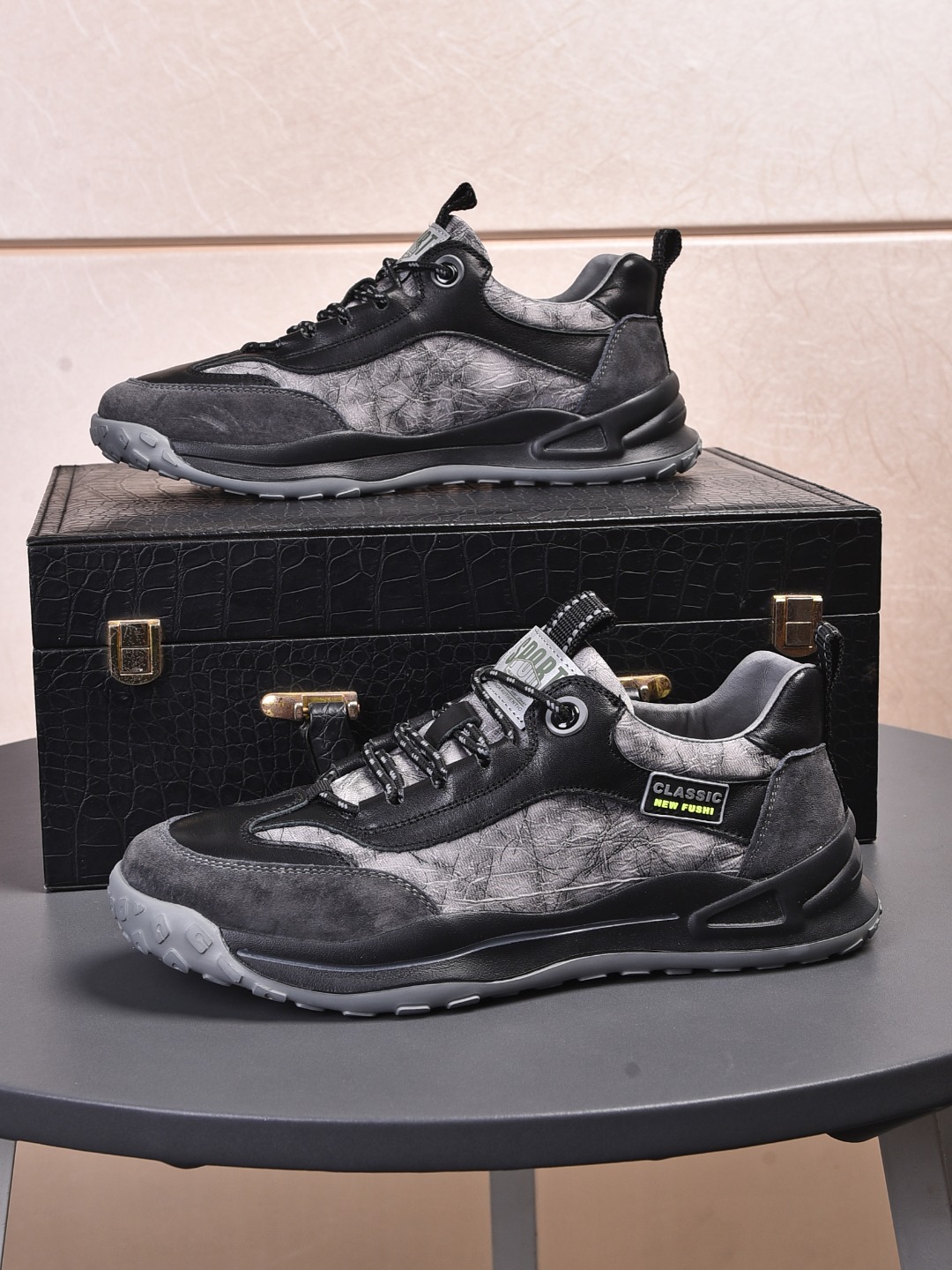 I5 , Prada 普拉达 休闲鞋，最出品，材质；顶级牛皮搭配透气网纱，内里羊皮，真皮垫脚，原版一比一橡胶大底；上脚特别舒适。