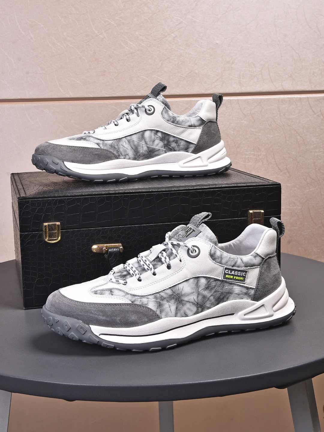 I5 , Prada 普拉达 休闲鞋，最出品，材质；顶级牛皮搭配透气网纱，内里羊皮，真皮垫脚，原版一比一橡胶大底；上脚特别舒适。