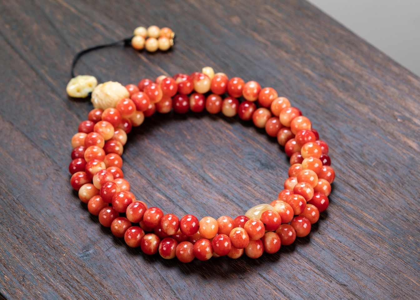 代理价269
——骆驼骨•108佛珠——约8mm——搭配：象牙果雕龙吐珠三通、驼骨背云、驼骨卡子、牦牛角桶珠🙏🙏🙏佩戴转运的功效，（图片展示12mm）一切脏东西不敢靠近，佩戴以行至山野林间  鬼魅邪兽 皆以避之 不敢近前 ！生意人必备