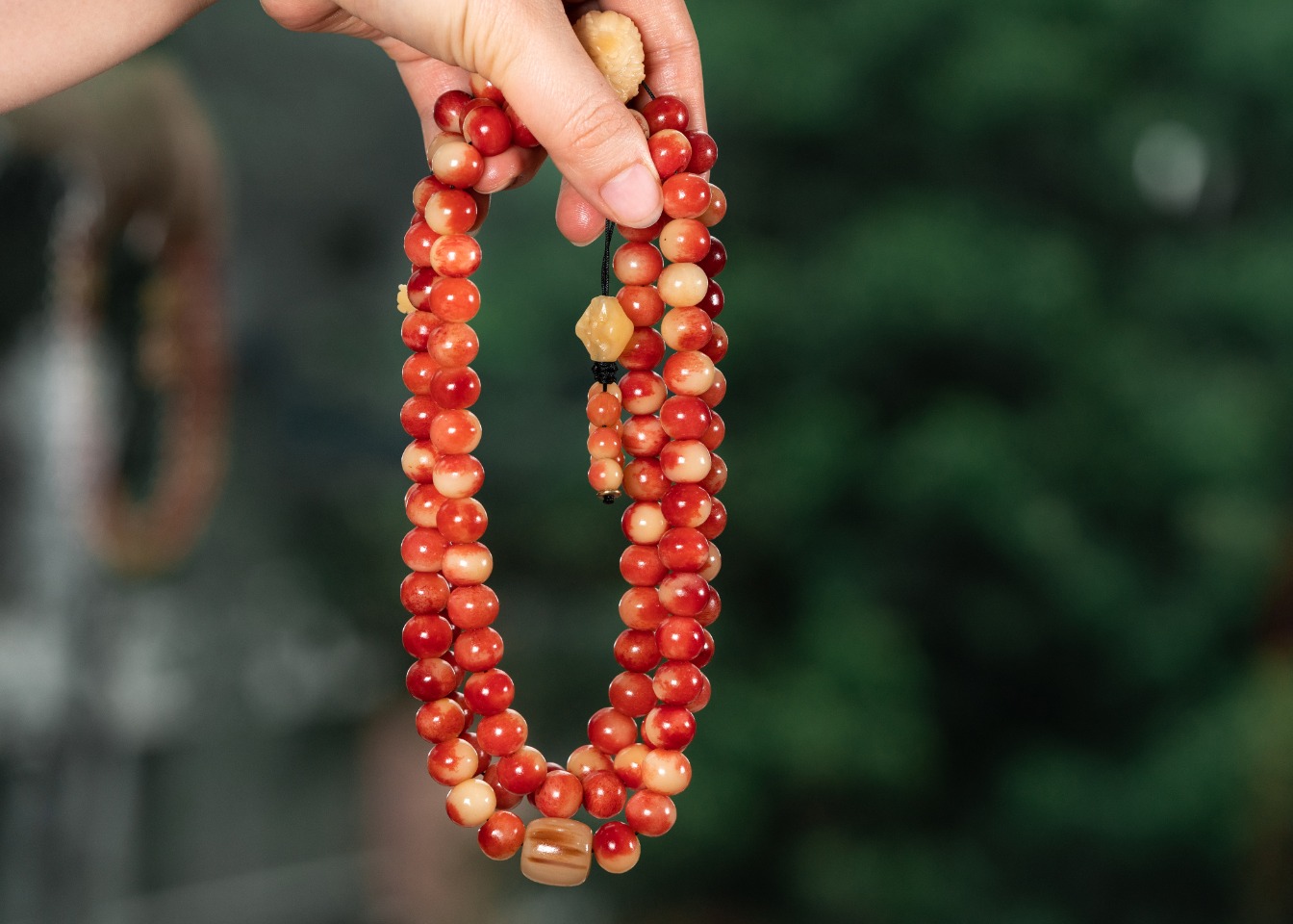 代理价269
——骆驼骨•108佛珠——约8mm——搭配：象牙果雕龙吐珠三通、驼骨背云、驼骨卡子、牦牛角桶珠🙏🙏🙏佩戴转运的功效，（图片展示12mm）一切脏东西不敢靠近，佩戴以行至山野林间  鬼魅邪兽 皆以避之 不敢近前 ！生意人必备