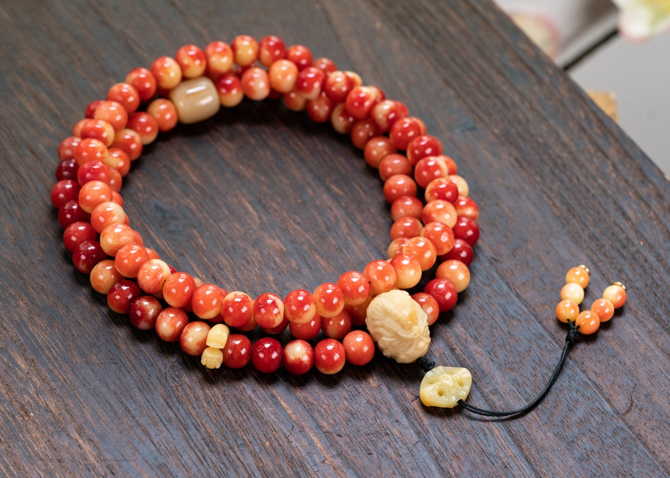 代理价269
——骆驼骨•108佛珠——约8mm——搭配：象牙果雕龙吐珠三通、驼骨背云、驼骨卡子、牦牛角桶珠🙏🙏🙏佩戴转运的功效，（图片展示12mm）一切脏东西不敢靠近，佩戴以行至山野林间  鬼魅邪兽 皆以避之 不敢近前 ！生意人必备