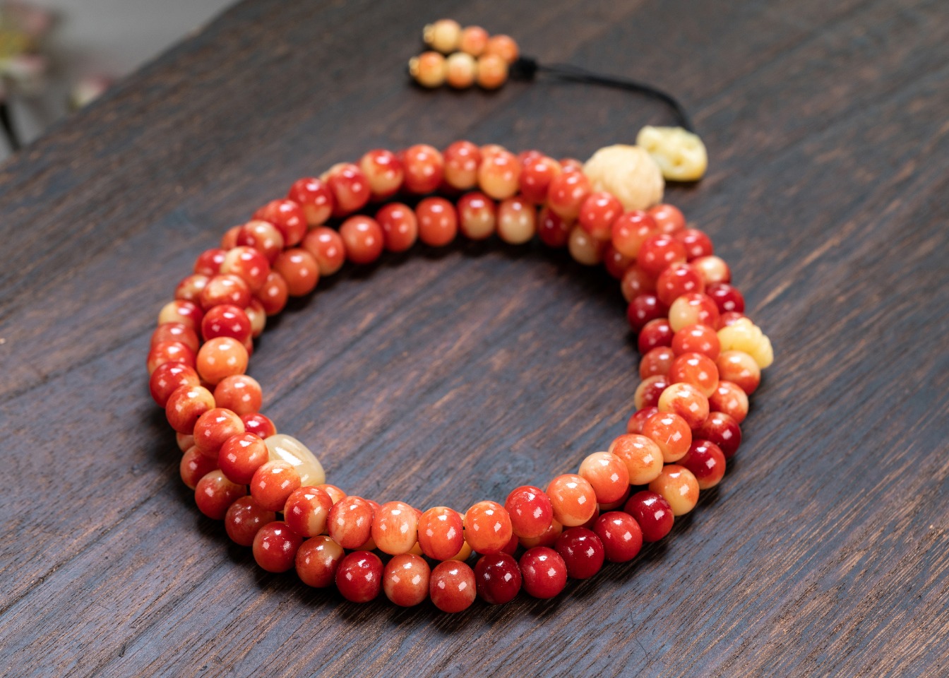 代理价269
——骆驼骨•108佛珠——约8mm——搭配：象牙果雕龙吐珠三通、驼骨背云、驼骨卡子、牦牛角桶珠🙏🙏🙏佩戴转运的功效，（图片展示12mm）一切脏东西不敢靠近，佩戴以行至山野林间  鬼魅邪兽 皆以避之 不敢近前 ！生意人必备