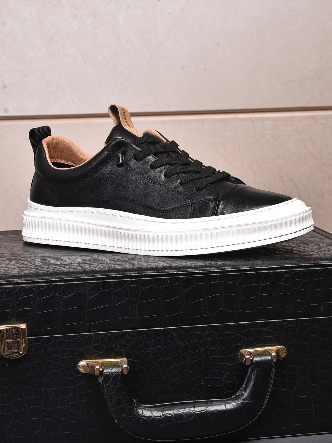 I5 , Prada 普拉达 休闲板鞋，最出品，材质；顶级牛皮，内里羊皮，真皮垫脚，原版一比一橡胶大底；上脚特别舒适。