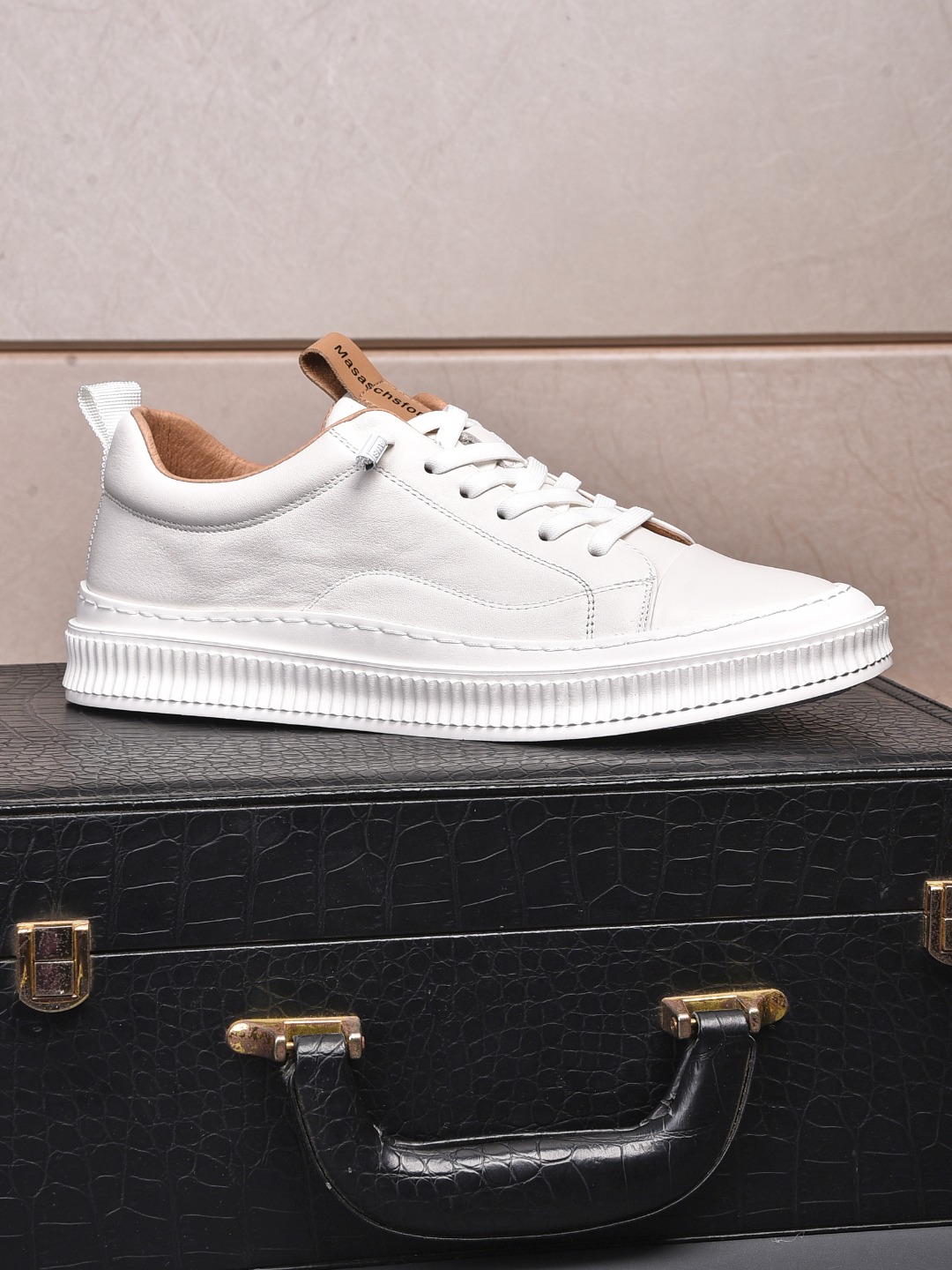 I5 , Prada 普拉达 休闲板鞋，最出品，材质；顶级牛皮，内里羊皮，真皮垫脚，原版一比一橡胶大底；上脚特别舒适。