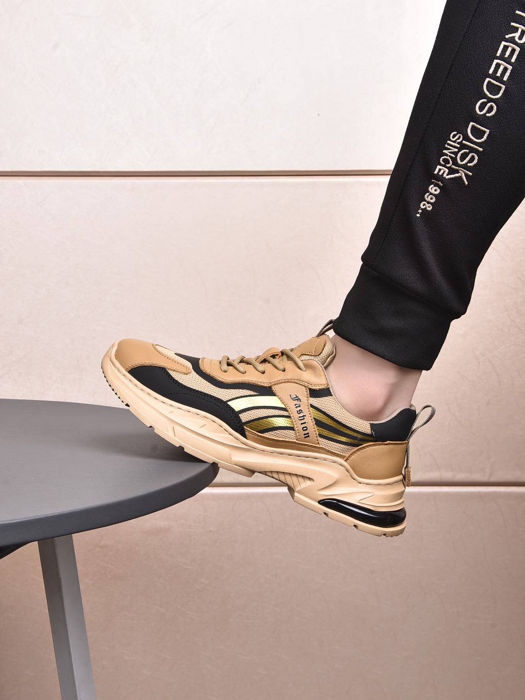 I5 , Prada 普拉达 休闲鞋，最出品，材质；顶级牛皮搭配透气网纱，内里羊皮，真皮垫脚，原版一比一橡胶大底；上脚特别舒适。