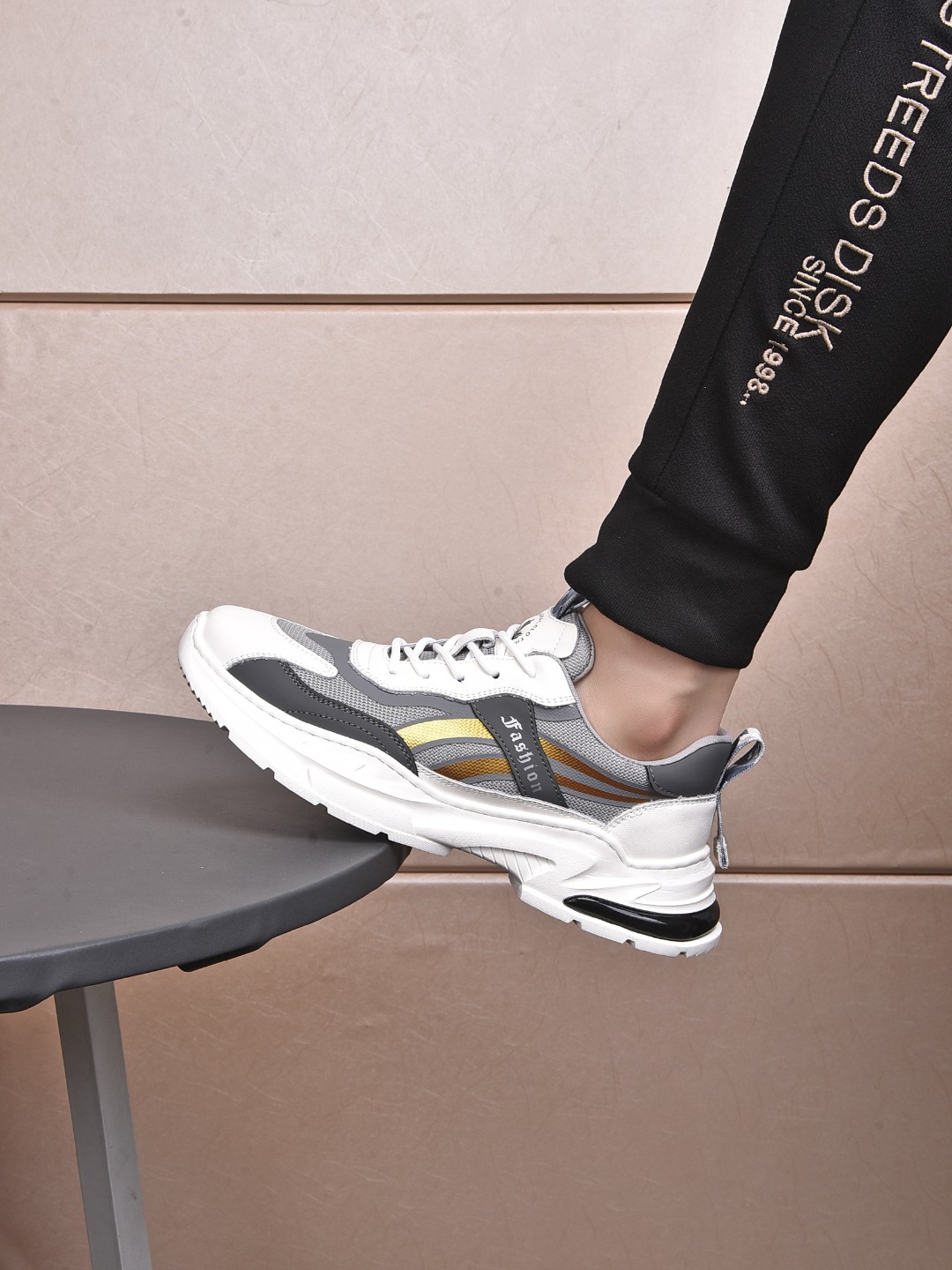 I5 , Prada 普拉达 休闲鞋，最出品，材质；顶级牛皮搭配透气网纱，内里羊皮，真皮垫脚，原版一比一橡胶大底；上脚特别舒适。