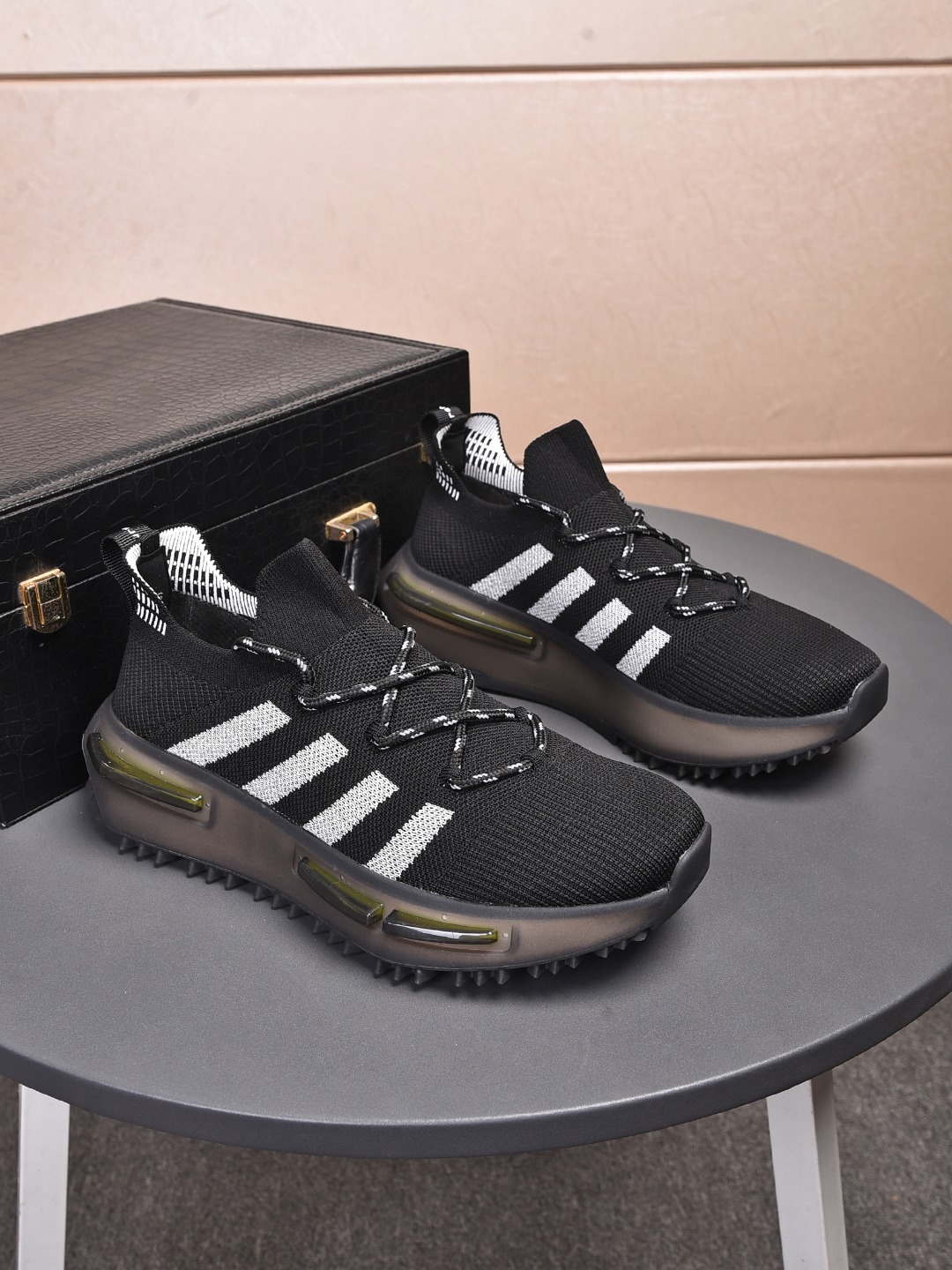 I5 普拉达 Prada 款号:8981 材质:冰丝飞织网面内里:布里 颜色:黑、灰、绿鞋垫:猪皮 鞋底:发泡大底