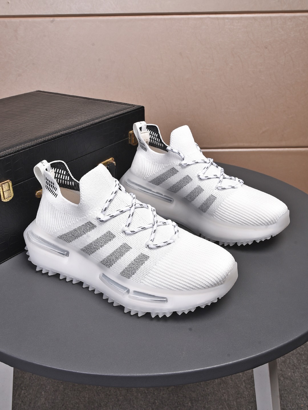 I5 普拉达 Prada 款号:8981 材质:冰丝面料内里:布里 颜色:黑、飞织绿鞋垫:猪皮 鞋底:发泡大底