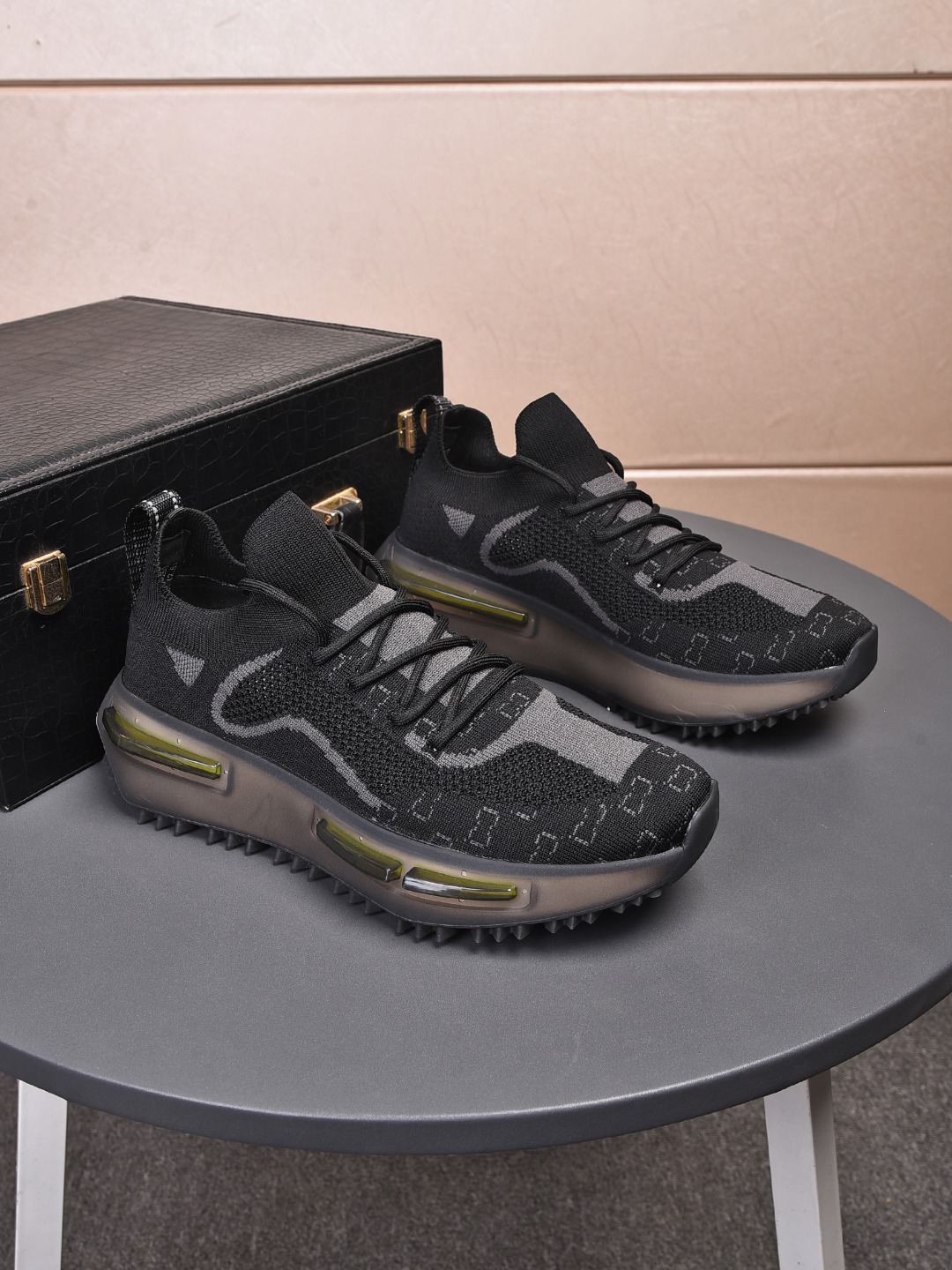 I5 普拉达 Prada 款号:8981 材质:冰丝网面内里:布里 颜色:黑、灰、绿鞋垫:猪皮 鞋底:发泡大底