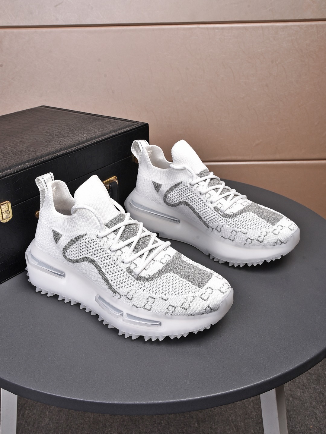 I5 普拉达 Prada 款号:8981 材质:冰丝网面内里:布里 颜色:黑、灰、绿鞋垫:猪皮 鞋底:发泡大底