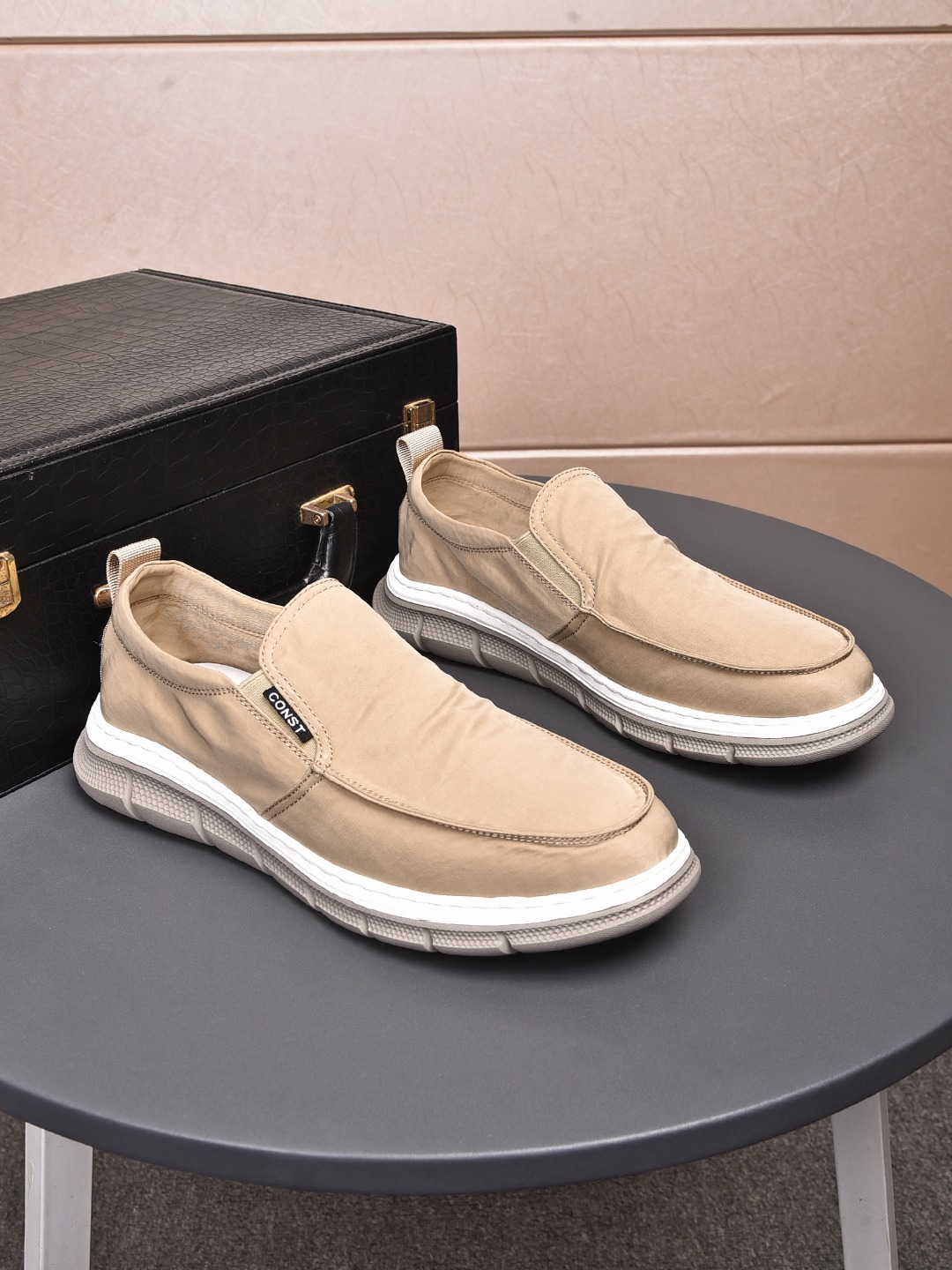 I0 ， 普拉达 Prada 款号:2286 材质:冰丝面料内里:布里 颜色灰色、黑色鞋垫:猪皮 鞋底:橡胶大底