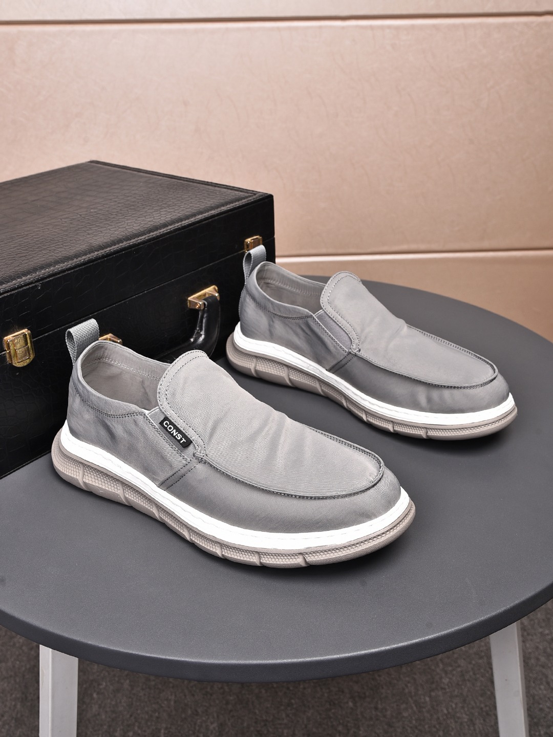 I0 ， 普拉达 Prada 款号:2286 材质:冰丝面料内里:布里 颜色灰色、黑色鞋垫:猪皮 鞋底:橡胶大底