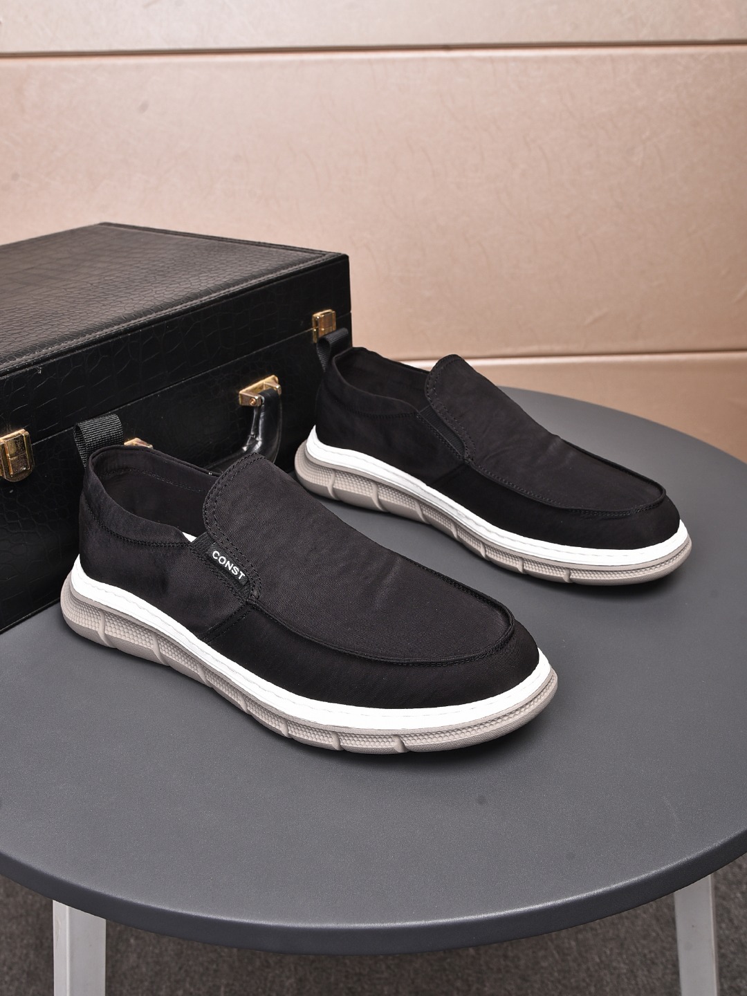 I0 ， 普拉达 Prada 款号:2286 材质:冰丝面料内里:布里 颜色灰色、黑色鞋垫:猪皮 鞋底:橡胶大底