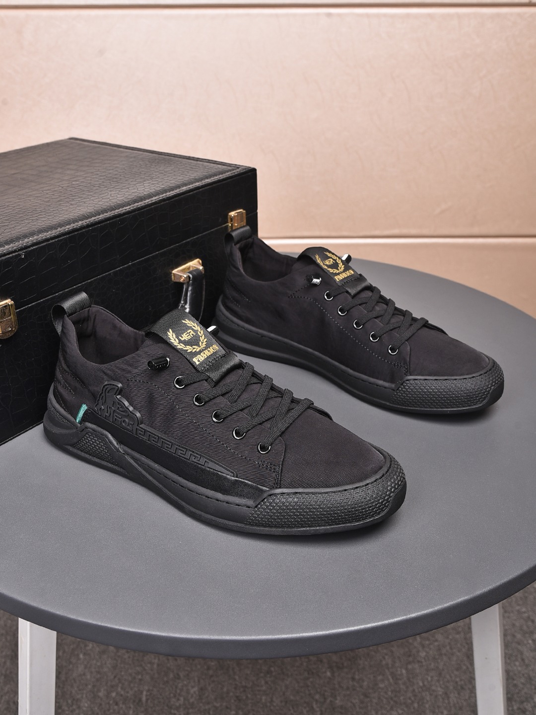 I0 ， 普拉达 Prada 款号:2286 材质:冰丝面料内里:布里 颜色灰色、黑色鞋垫:猪皮 鞋底:橡胶大底