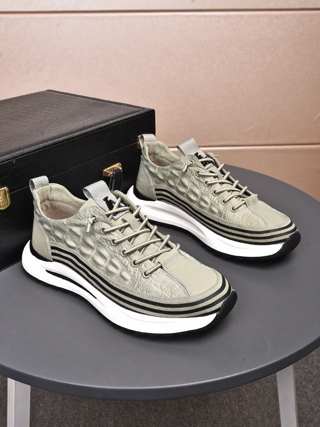 I5 普拉达 Prada 款号:8981 材质:冰丝面料内里:布里 颜色:黑、灰、绿鞋垫:猪皮 鞋底:发泡大底