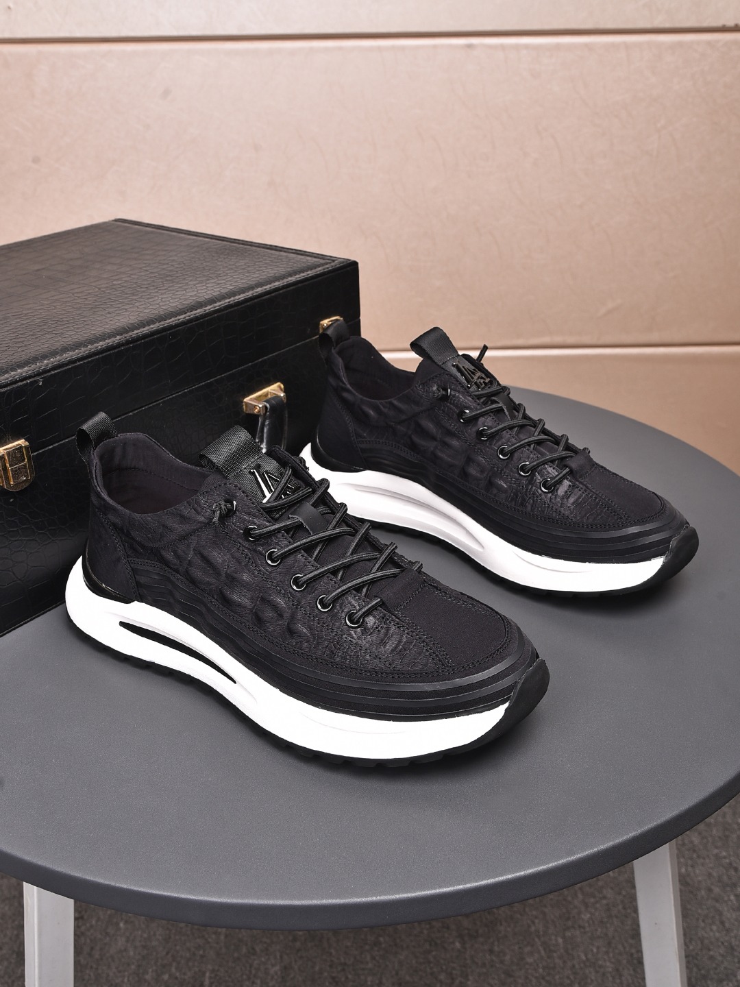 I5 普拉达 Prada 款号:8981 材质:冰丝面料内里:布里 颜色:黑、灰、绿鞋垫:猪皮 鞋底:发泡大底