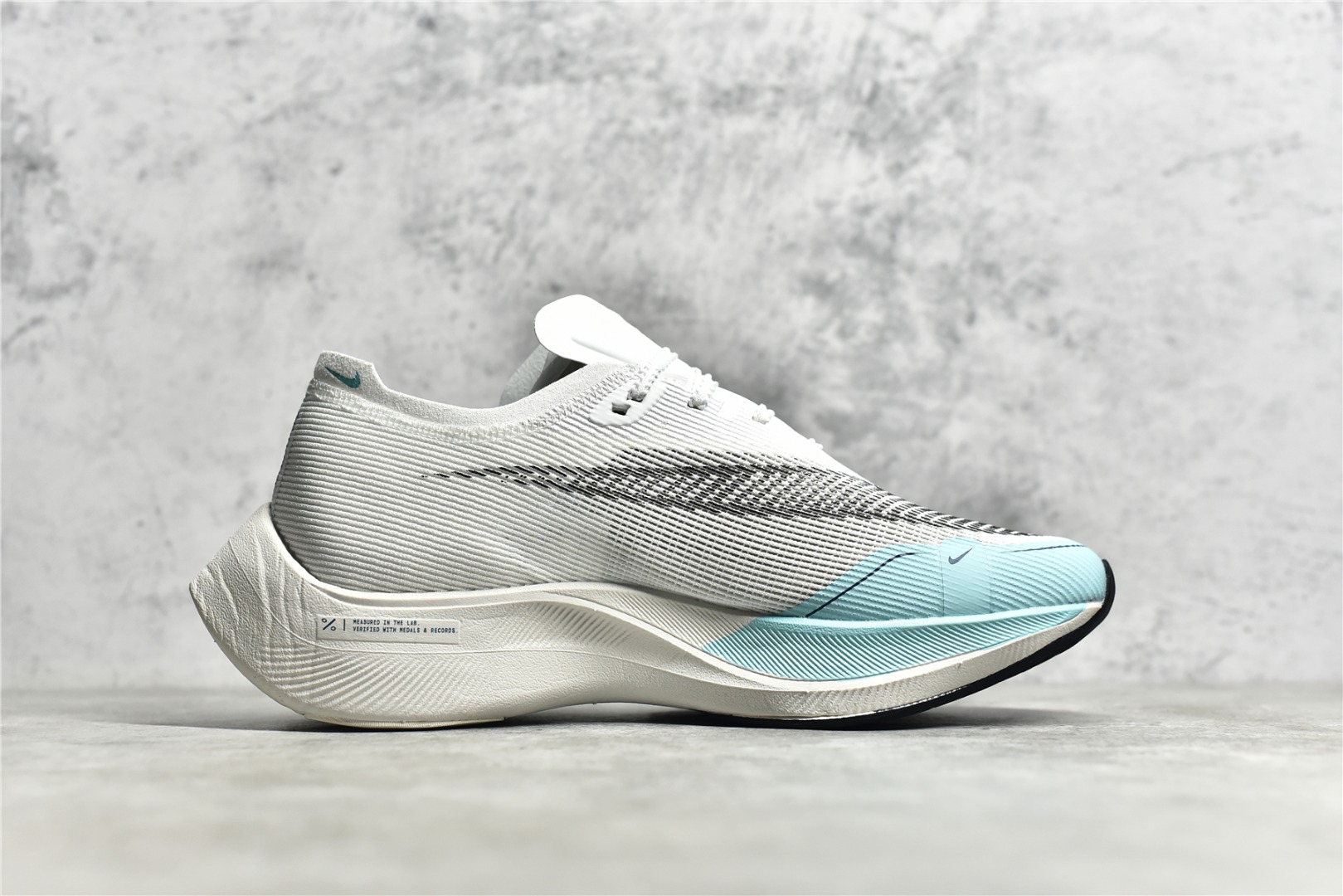 图片[3]-NK ZoomX Vaporfly Next% 马拉松跑步鞋二代 货号：CU4123-101 鞋面使用了全新 Vaporweave 科技，这种类似蝉翼的材质相比 Flyknit 更加轻薄透气，非对称的鞋带系统和泡棉护垫的加入令舒适度更高，采用醒目的绿色作为主色调，鞋头辅以超大的 Swoosh 点缀，再配上流线型外观设计 尺码：36 36.5 37.5 38 38.5 39 40 40.5 41 42 42.5 43 44 44.5 45-选品中心