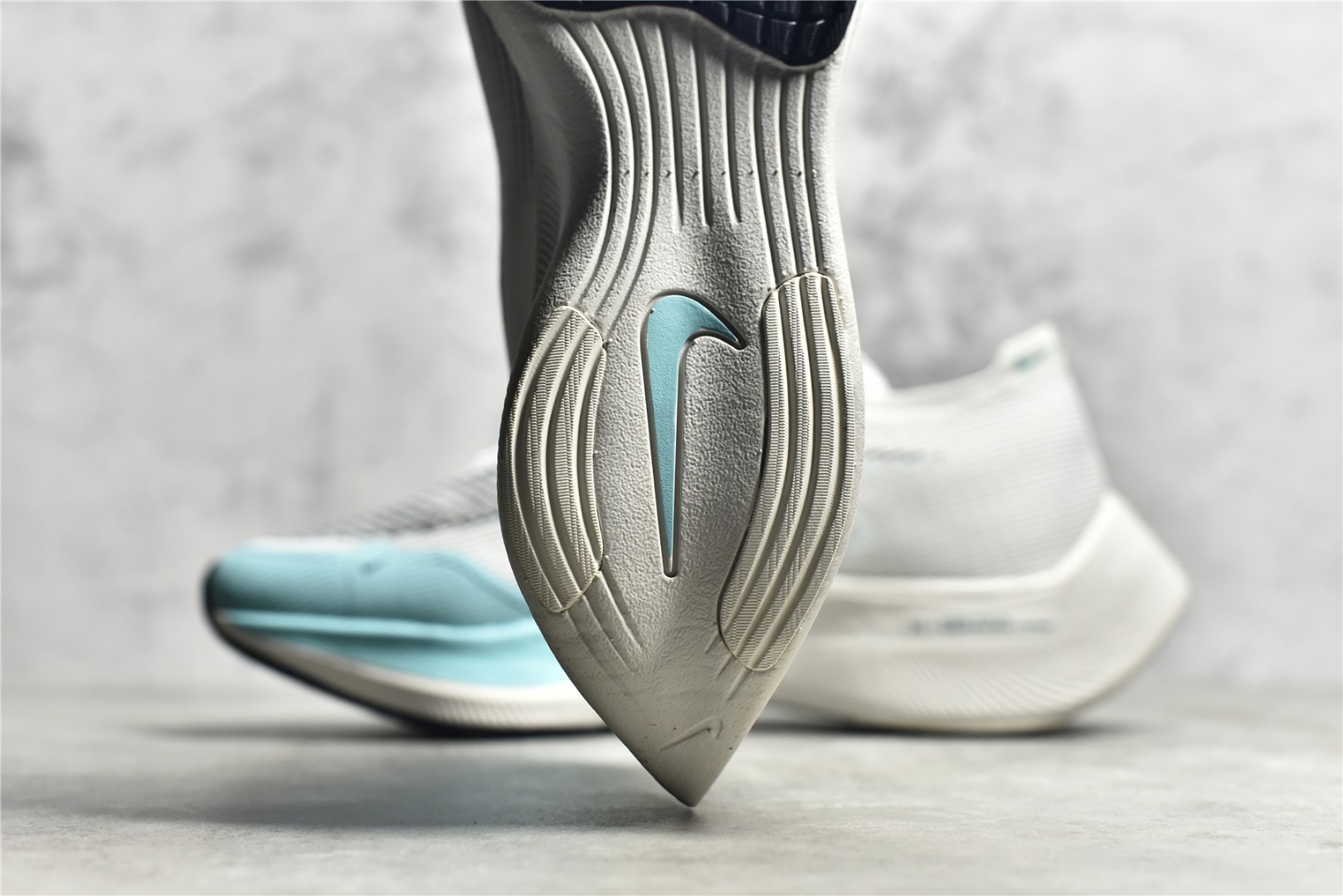 图片[8]-NK ZoomX Vaporfly Next% 马拉松跑步鞋二代 货号：CU4123-101 鞋面使用了全新 Vaporweave 科技，这种类似蝉翼的材质相比 Flyknit 更加轻薄透气，非对称的鞋带系统和泡棉护垫的加入令舒适度更高，采用醒目的绿色作为主色调，鞋头辅以超大的 Swoosh 点缀，再配上流线型外观设计 尺码：36 36.5 37.5 38 38.5 39 40 40.5 41 42 42.5 43 44 44.5 45-选品中心