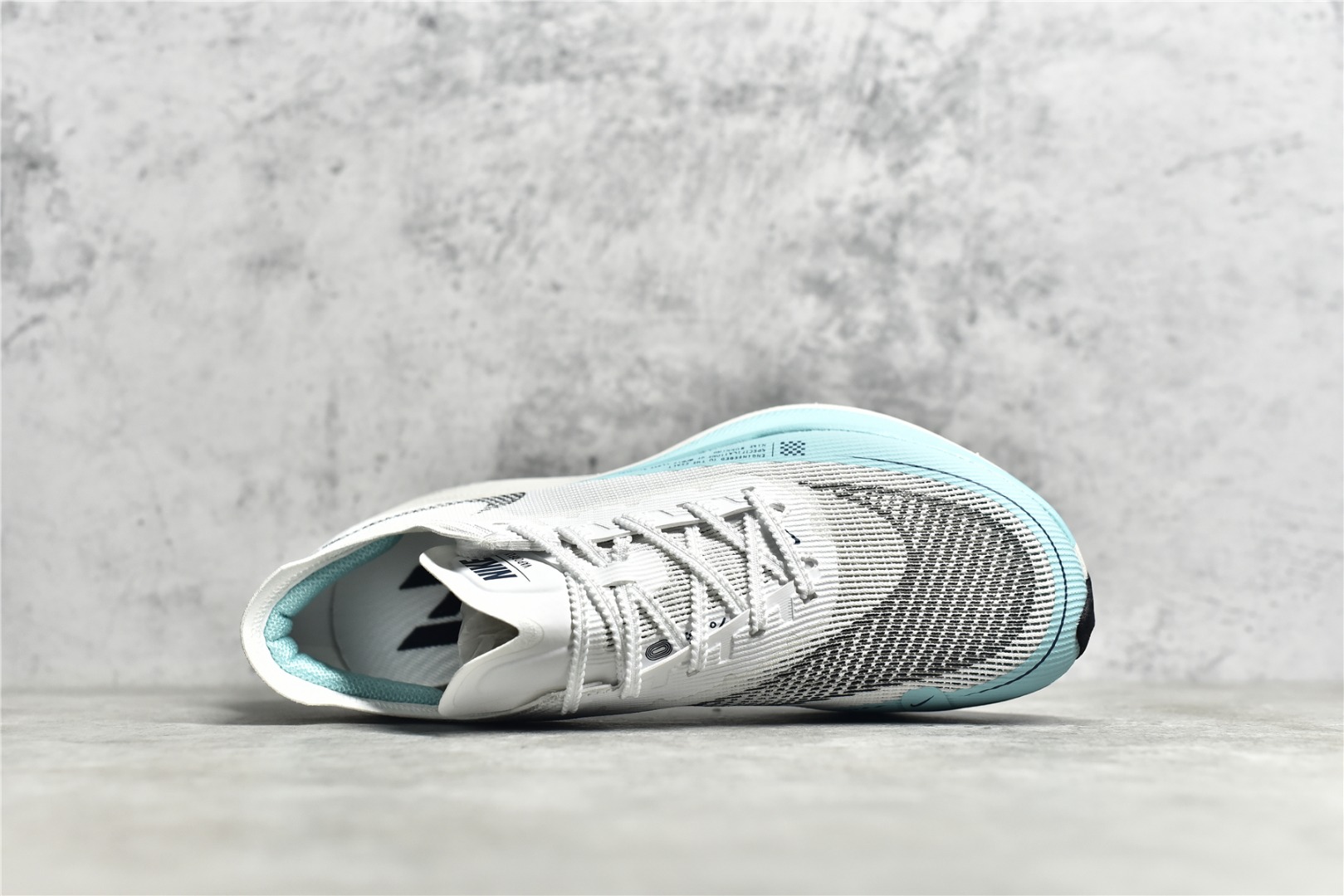 图片[4]-NK ZoomX Vaporfly Next% 马拉松跑步鞋二代 货号：CU4123-101 鞋面使用了全新 Vaporweave 科技，这种类似蝉翼的材质相比 Flyknit 更加轻薄透气，非对称的鞋带系统和泡棉护垫的加入令舒适度更高，采用醒目的绿色作为主色调，鞋头辅以超大的 Swoosh 点缀，再配上流线型外观设计 尺码：36 36.5 37.5 38 38.5 39 40 40.5 41 42 42.5 43 44 44.5 45-选品中心