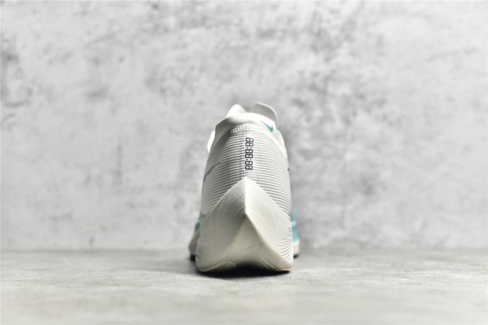 图片[5]-NK ZoomX Vaporfly Next% 马拉松跑步鞋二代 货号：CU4123-101 鞋面使用了全新 Vaporweave 科技，这种类似蝉翼的材质相比 Flyknit 更加轻薄透气，非对称的鞋带系统和泡棉护垫的加入令舒适度更高，采用醒目的绿色作为主色调，鞋头辅以超大的 Swoosh 点缀，再配上流线型外观设计 尺码：36 36.5 37.5 38 38.5 39 40 40.5 41 42 42.5 43 44 44.5 45-选品中心