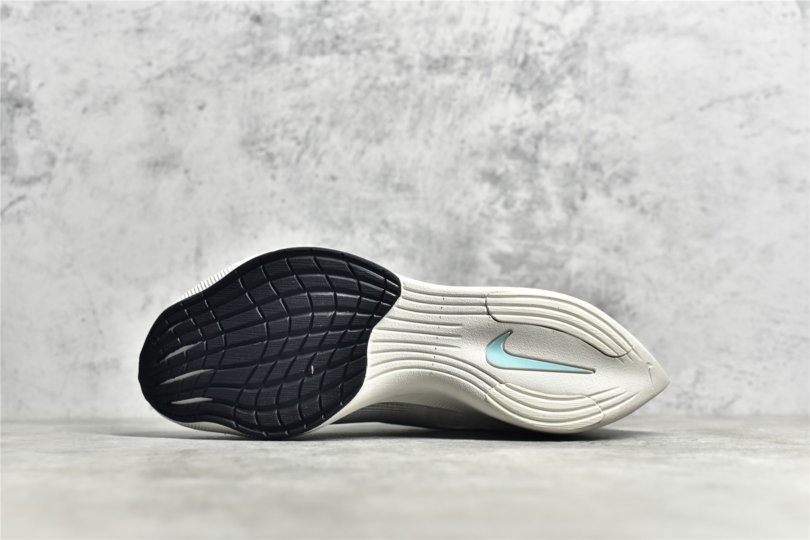 图片[6]-NK ZoomX Vaporfly Next% 马拉松跑步鞋二代 货号：CU4123-101 鞋面使用了全新 Vaporweave 科技，这种类似蝉翼的材质相比 Flyknit 更加轻薄透气，非对称的鞋带系统和泡棉护垫的加入令舒适度更高，采用醒目的绿色作为主色调，鞋头辅以超大的 Swoosh 点缀，再配上流线型外观设计 尺码：36 36.5 37.5 38 38.5 39 40 40.5 41 42 42.5 43 44 44.5 45-选品中心