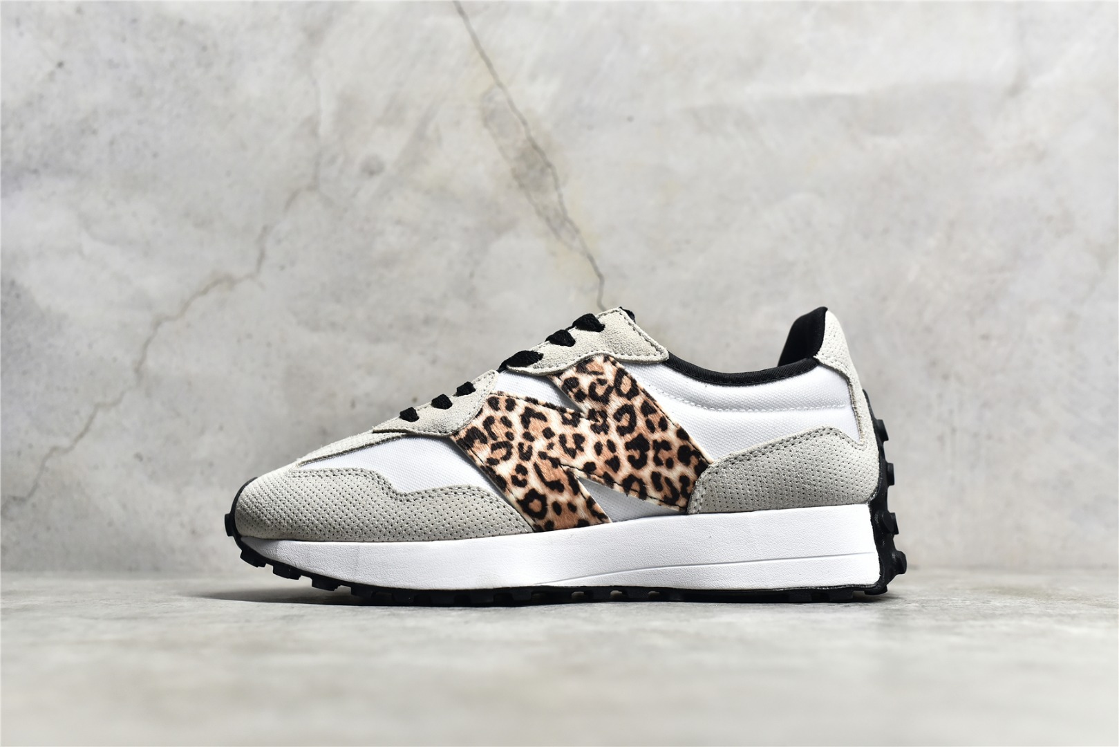 G5 原装级别 市场最优 NB新百伦New Balance MS327系列复古休闲运动慢跑鞋 MS327WE 灰白豹纹采用猪巴革麂皮及透气牛津布料拼接构成 区别市面翻毛皮错误版本中底高弹EVA发泡材质加持满丁防滑橡胶外底 上世纪 70 年代的意大利街头风格