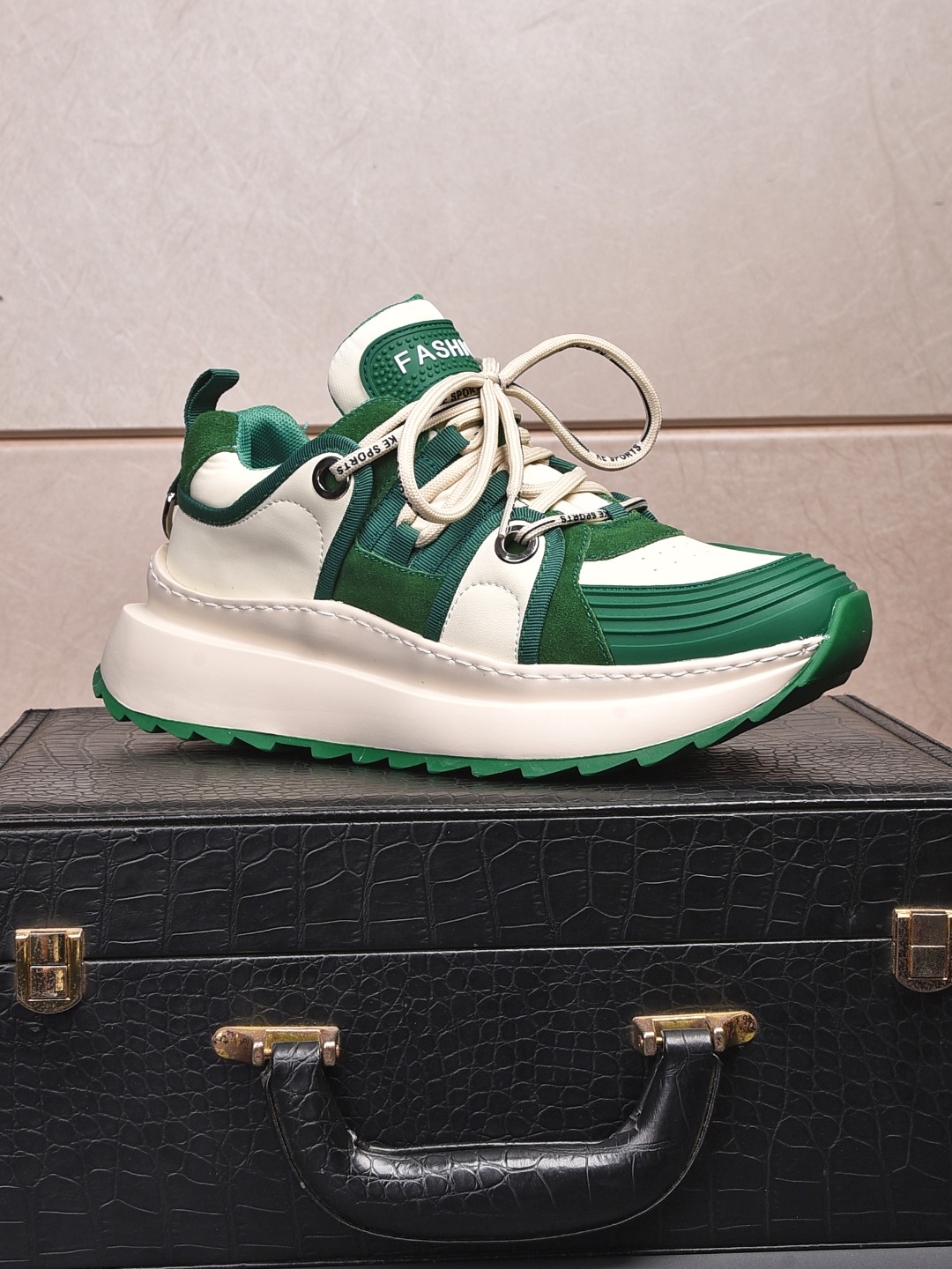 J5 , Prada 普拉达 休闲板鞋，最出品，材质；顶级牛皮，内里羊皮，真皮垫脚，原版一比一橡胶大底；上脚特别舒适。