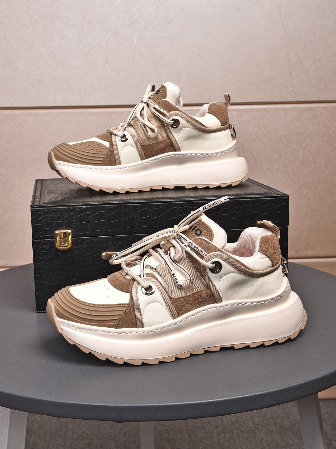 J5 , Prada 普拉达 休闲板鞋，最出品，材质；顶级牛皮，内里羊皮，真皮垫脚，原版一比一橡胶大底；上脚特别舒适。